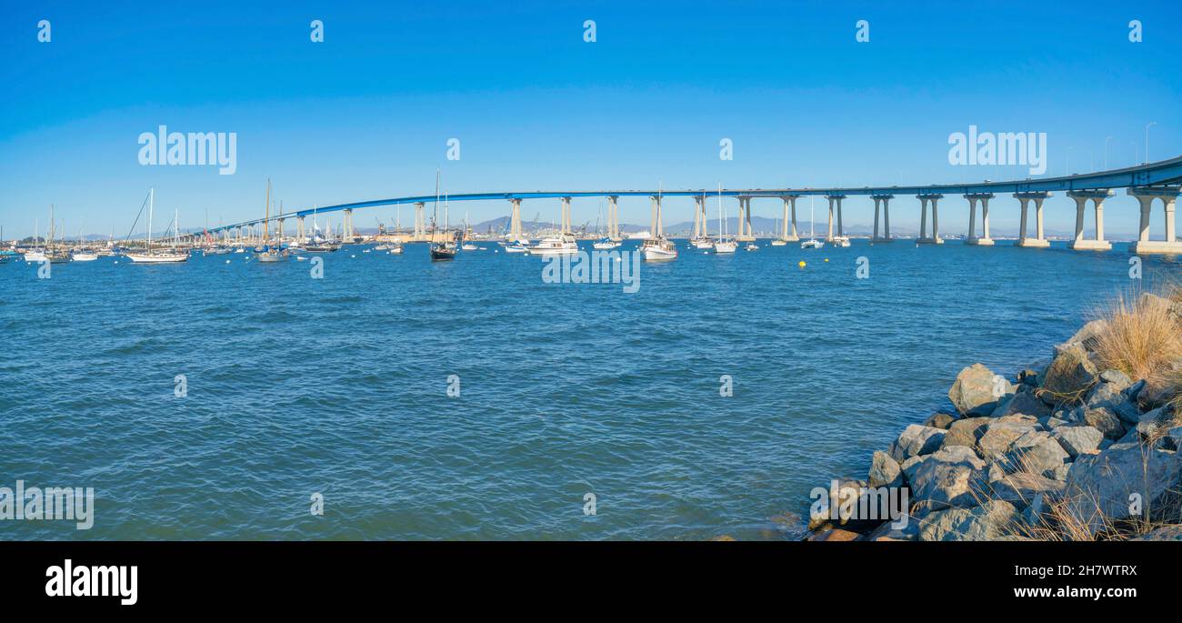 Pont Coronado au-dessus des bateaux à voile à San Diego, Californie Banque D'Images