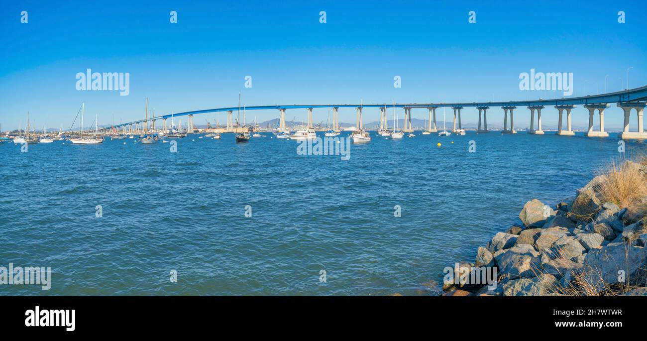 Pont Coronado au-dessus des bateaux à voile à San Diego, Californie Banque D'Images