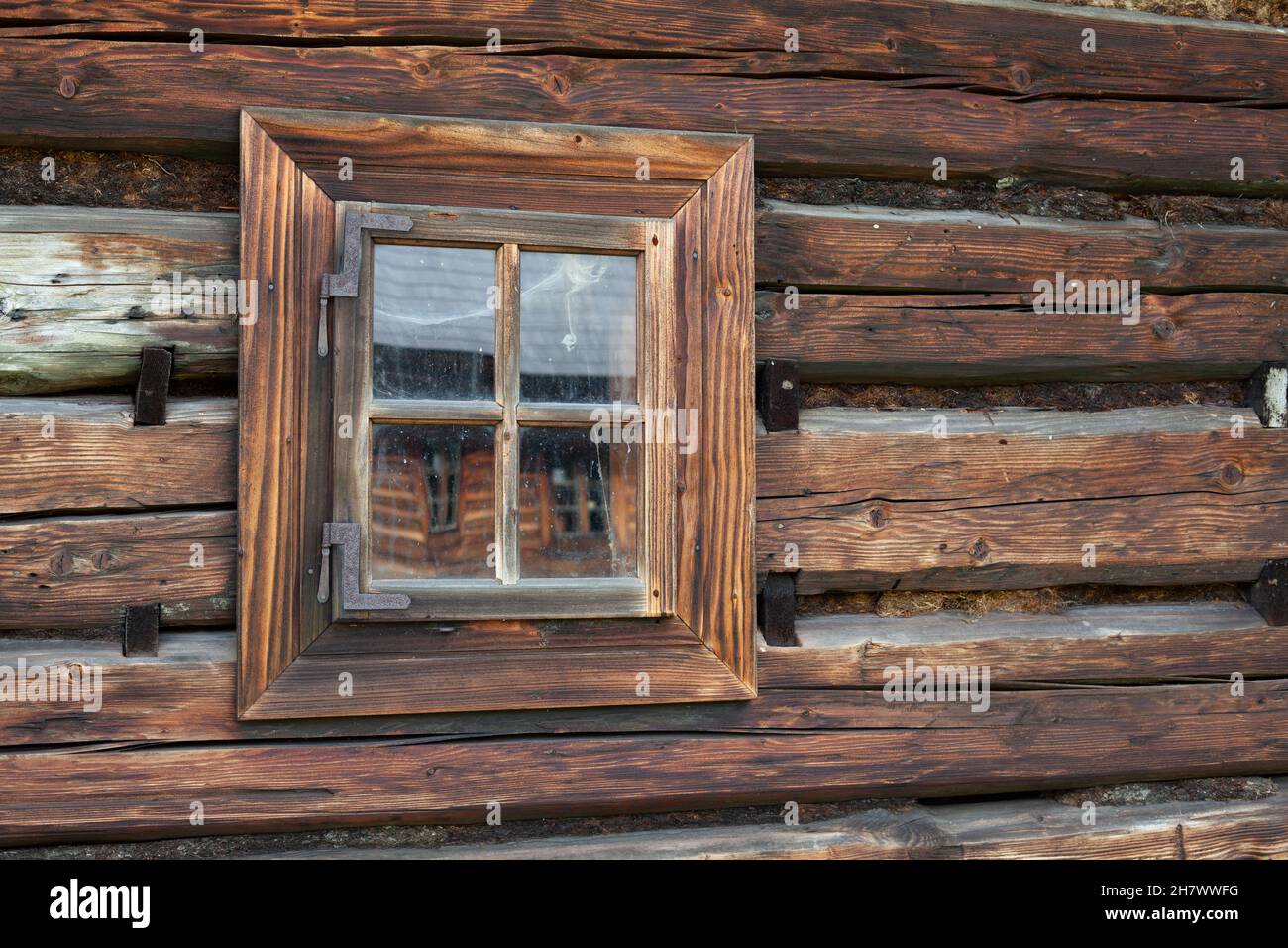 petite fenêtre, chalet en bois Banque D'Images