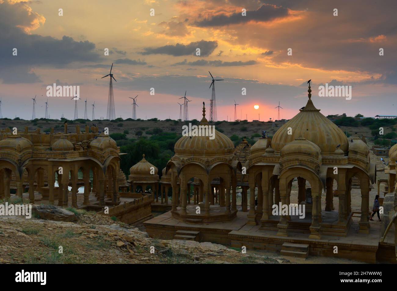 Beau coucher de soleil à Bada Bagh ou Barabagh, signifie Big Garden, est un complexe de jardin à Jaisalmer, Rajasthan, Inde, Royal cenotaphes pour les souvenirs des rois Banque D'Images