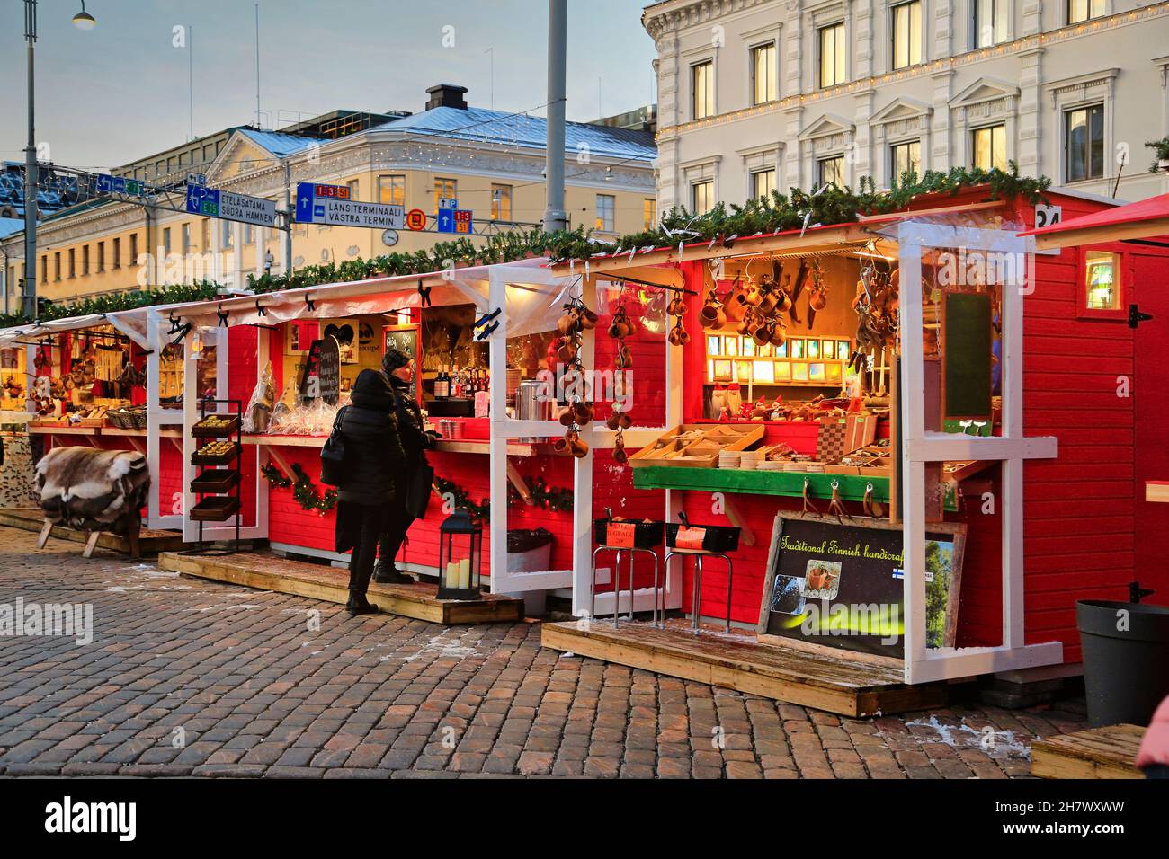 Vendeurs et visiteurs au marché de Noël de Manta, Mantan julumarkkinat, à la place Havis Amanda par Kauppatori, Helsinki, Finlande.10 décembre 2019. Banque D'Images