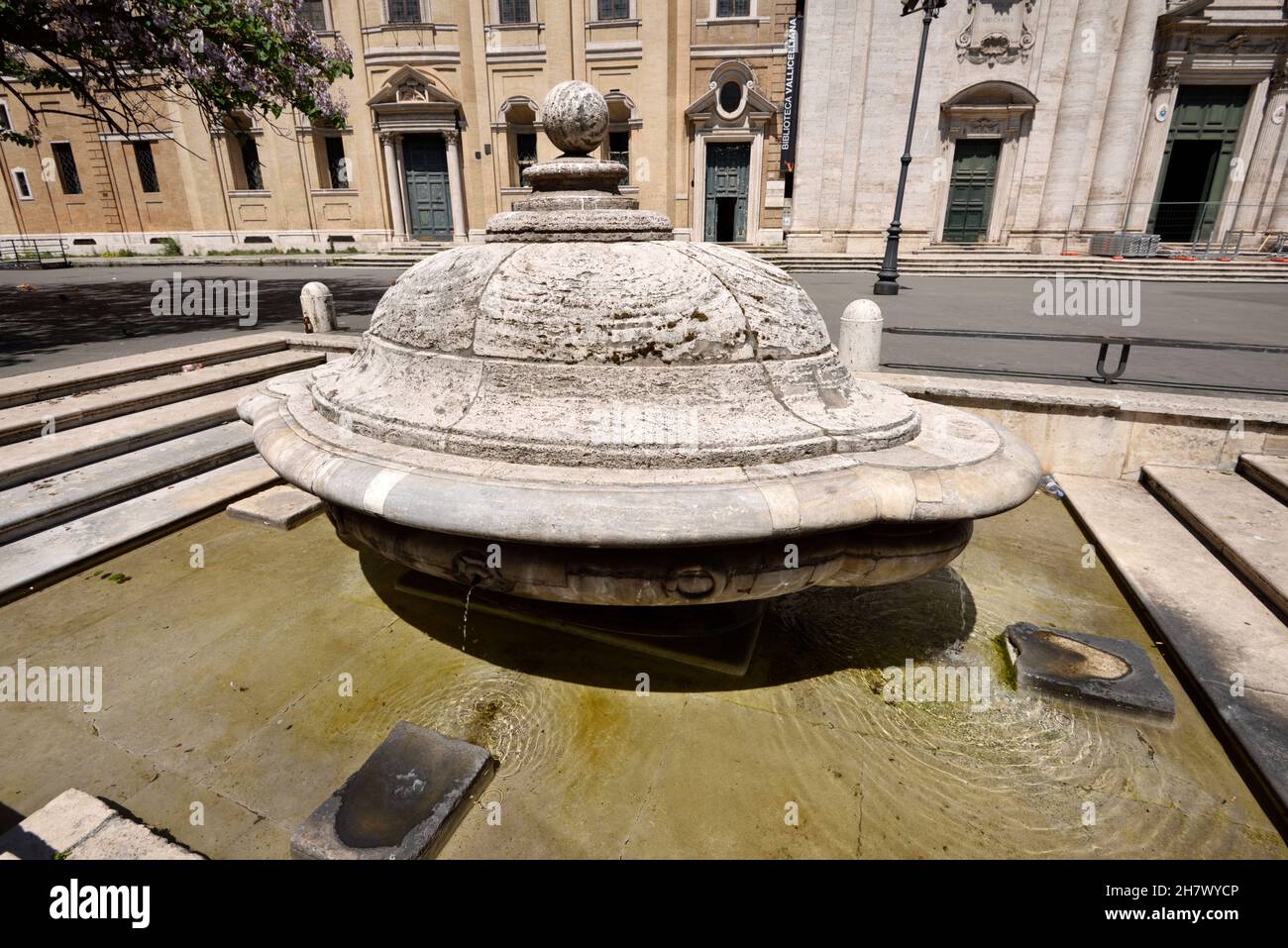 Italie, Rome, Piazza della Chiesa Nuova, fontaine de Giacomo Della Porta (AD 1581) appelée fontana della terrina Banque D'Images