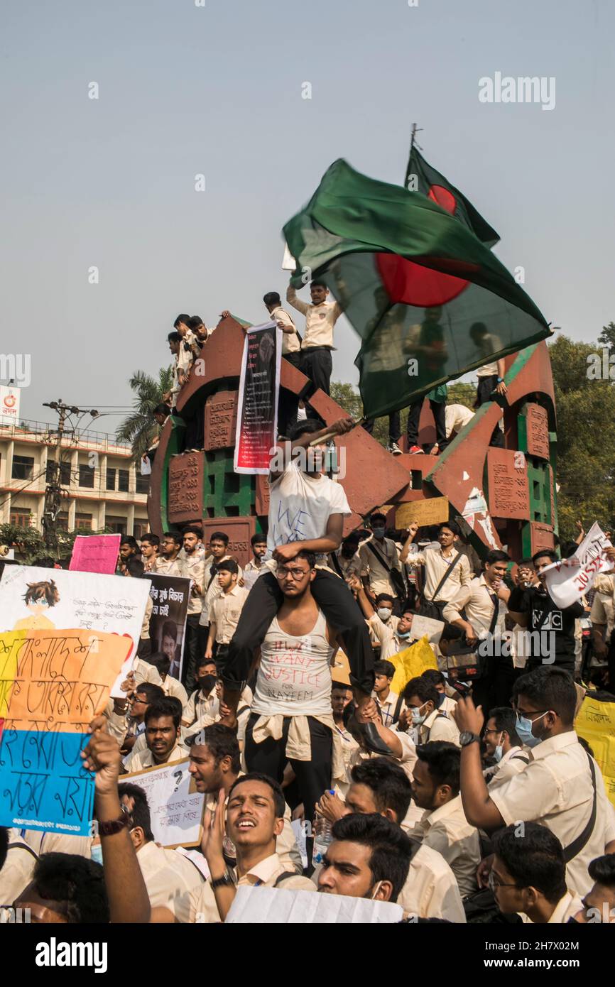 Dhaka, Bangladesh.25 novembre 2021.Les étudiants tiennent des écriteaux, des bannières, des drapeaux et des slogans lors de la manifestation sur la sécurité routière à Dhaka.des étudiants de différents établissements d'enseignement poursuivent leurs manifestations pour la deuxième journée à Dhaka en exigeant la sécurité sur les routes après le décès d'un étudiant du Collège notre-Dame dans un accident.Nayeem Hasan, étudiant en deuxième année du collège, a été tué mercredi dans un accident de la route.(Photo de Sazzad Hossain/SOPA Images/Sipa USA) crédit: SIPA USA/Alay Live News Banque D'Images