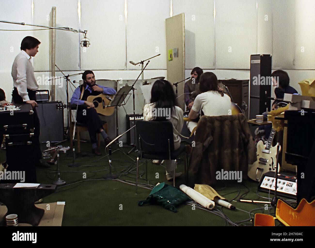 The Beatles dans un studio de disques : John Lennon, Paul McCartney, George Harrison et Ringo Starr Banque D'Images