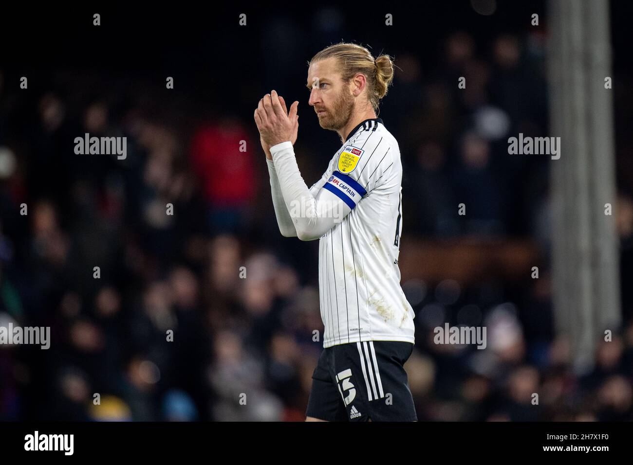 LONDRES, ANGLETERRE - NOVEMBRE 24 : Tim Ram de Fulham pendant le match de championnat Sky Bet entre Fulham et Derby County à Craven Cottage le novembre Banque D'Images