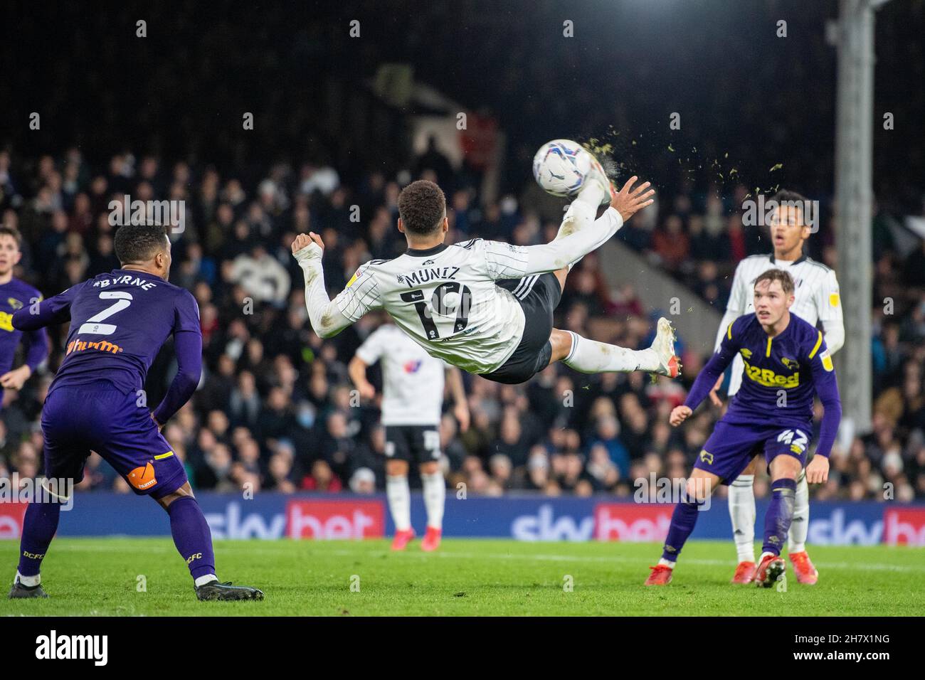 LONDRES, ANGLETERRE - NOVEMBRE 24: Rodrigo Muniz de Fulham kick de vélo pendant le match de championnat de Sky Bet entre Fulham et Derby County à Craven Co Banque D'Images