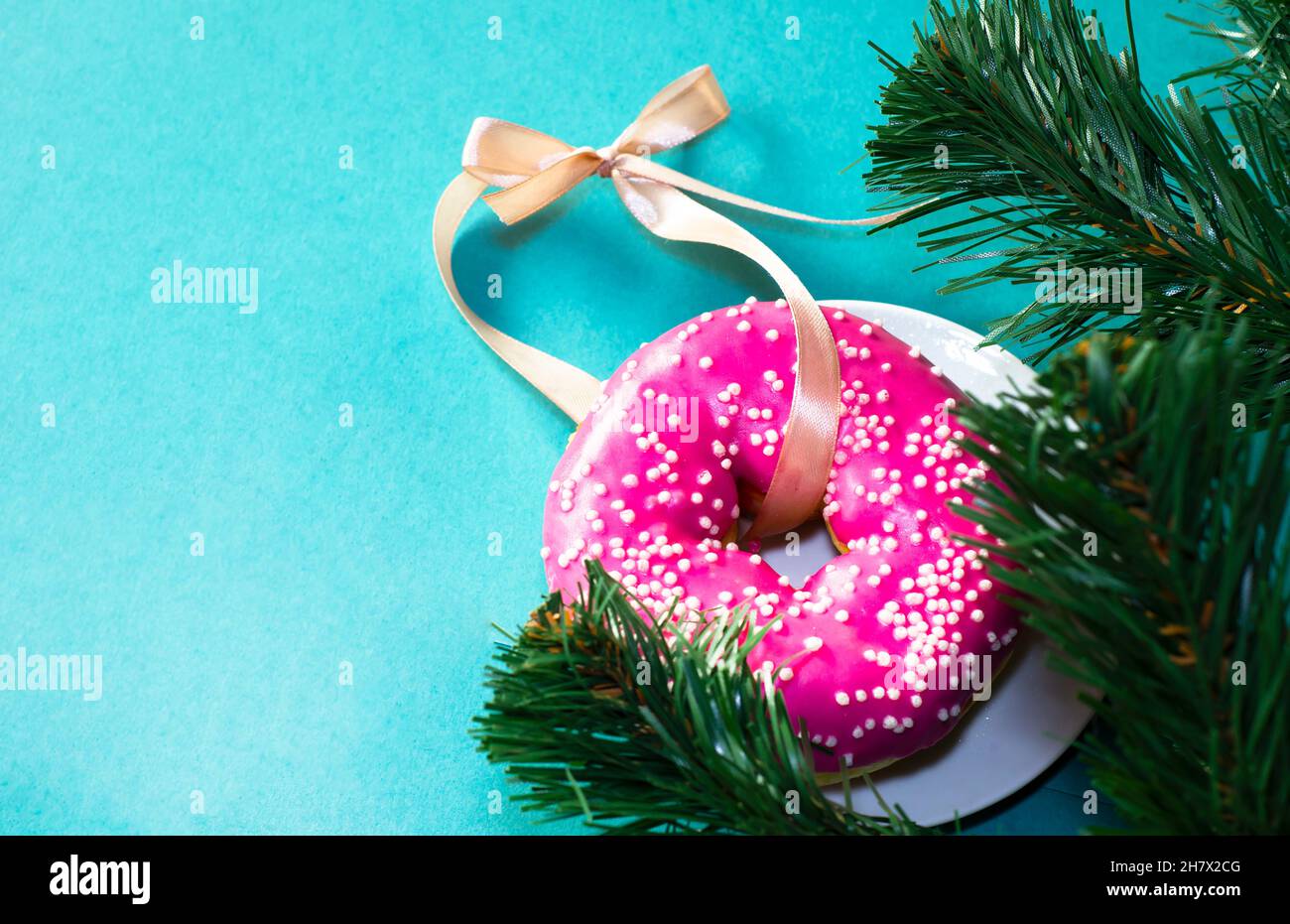 Beignet sucré avec ruban pour la décoration des arbres de Noël.Carte.Modèle pour la conception. Banque D'Images