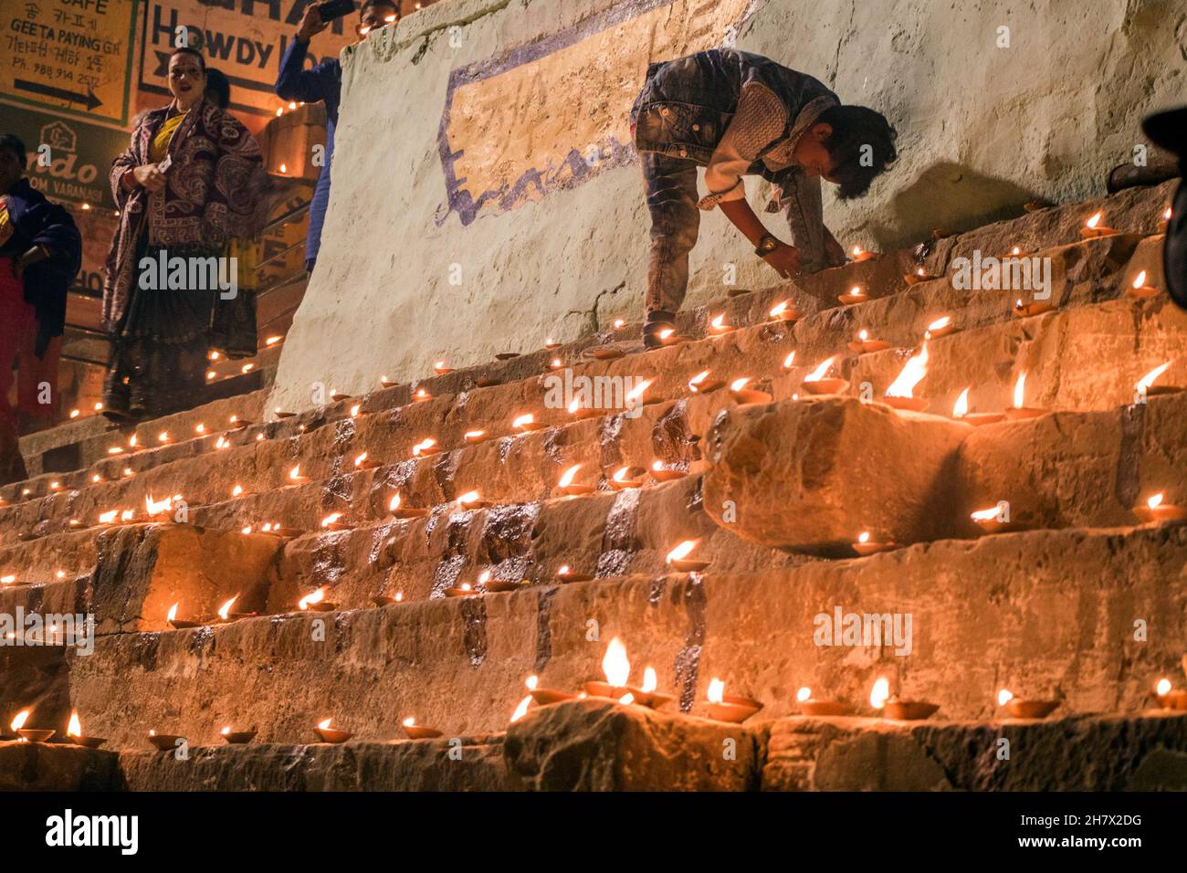 Ghats de Varanasi décoré et illuminé avec de petites lampes en terre pendant le Dev Diwali Festival aux Ghats de Ganges à Varanasi. Banque D'Images