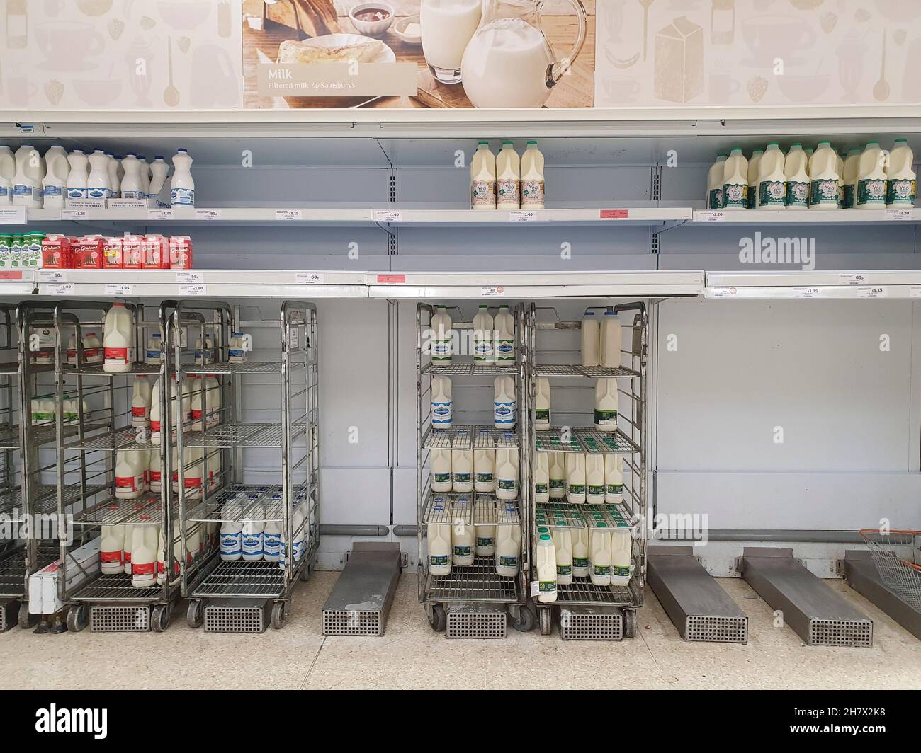 Londres, Royaume-Uni, 25 novembre 2021 : à la succursale de Clapham High Street du supermarché Sainsbury, les casiers vides montrent les problèmes actuels de distribution et de livraison de la chaîne d'approvisionnement.Anna Watson/Alay Live News Banque D'Images