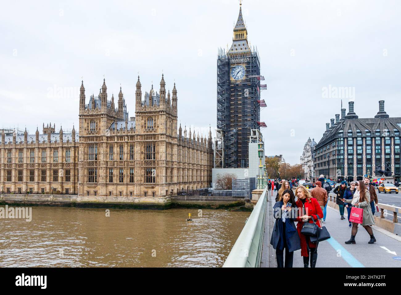 Touristes sur le pont de Westminster prenant des selfies devant le Palais de Westminster (chambres du Parlement), Londres, Royaume-Uni Banque D'Images
