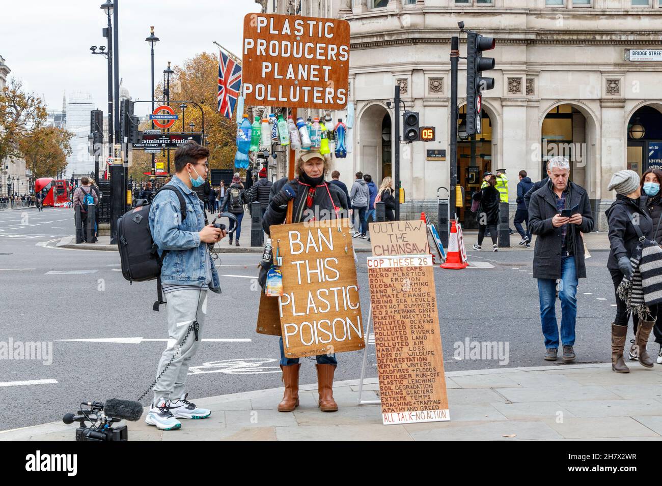 Un manifestant en dehors du Parlement manifestant contre les polluants plastiques, Westminster, Londres, Royaume-Uni Banque D'Images
