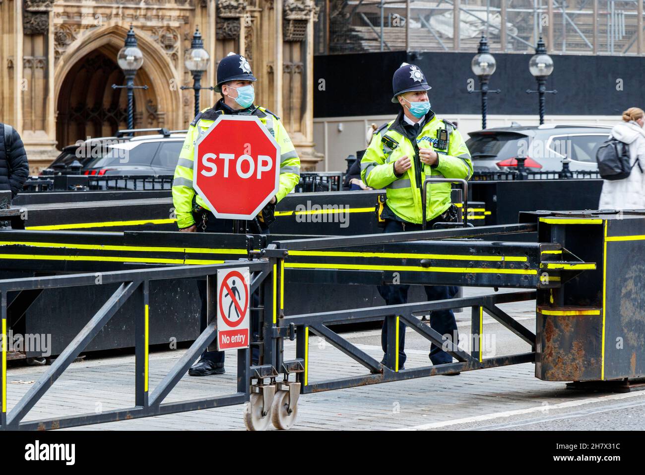 Des policiers et des mesures de sécurité anti-terroristes à l'extérieur du Palais de Westminster (chambres du Parlement), Londres, Royaume-Uni Banque D'Images