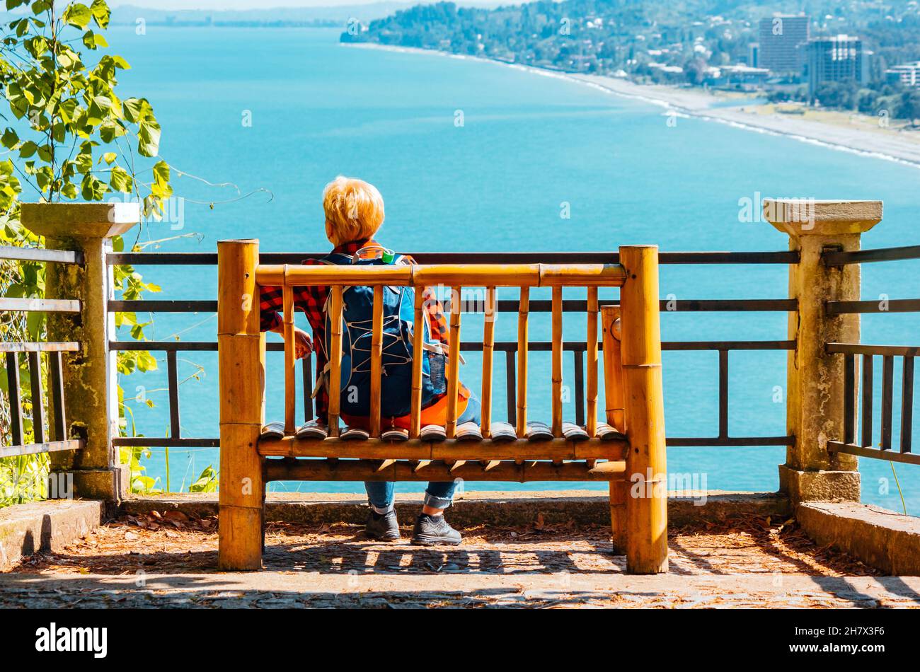 Une femme solitaire regarde la distance et pond Banque D'Images