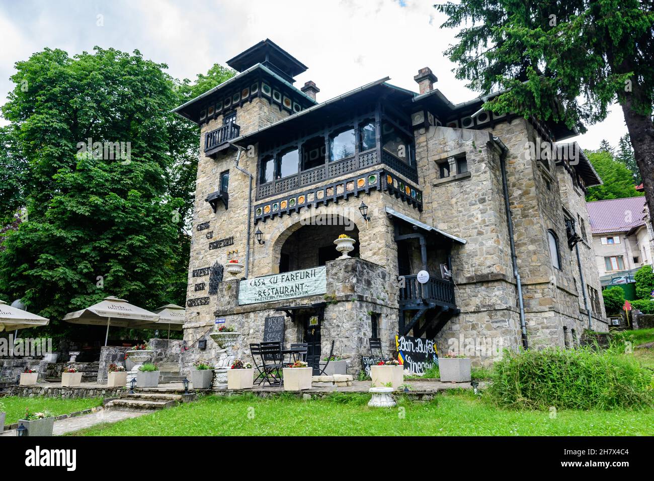 Sinaia, Roumanie - 3 juillet 2021 : ancienne villa historique au centre de la ville, à proximité des montagnes de Bucegi (Muntii Bucegi) dans la vallée de Prahova (Valea Praho Banque D'Images