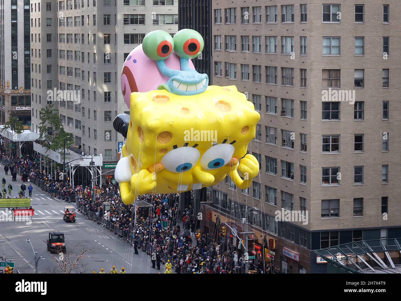 New York, États-Unis.25 novembre 2021.Le SpongeBob Squarepaing et le ballon Gary descendent le long de la route du défilé à la 95e parade de la fête de Thanksgiving de Macy à New York le jeudi 25 novembre 2021.La parade a commencé en 1924, la liant pour la deuxième plus ancienne parade de Thanksgiving aux États-Unis avec la parade de Thanksgiving de l'Amérique à Detroit.Photo de John Angelillo/UPI crédit: UPI/Alay Live News Banque D'Images