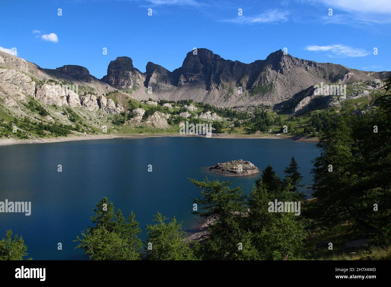 Les rives du lac d'Allos à la fin de l'après-midi de juillet (Parc du Mercantour, Alpes-de-haute-Provence, France) Banque D'Images