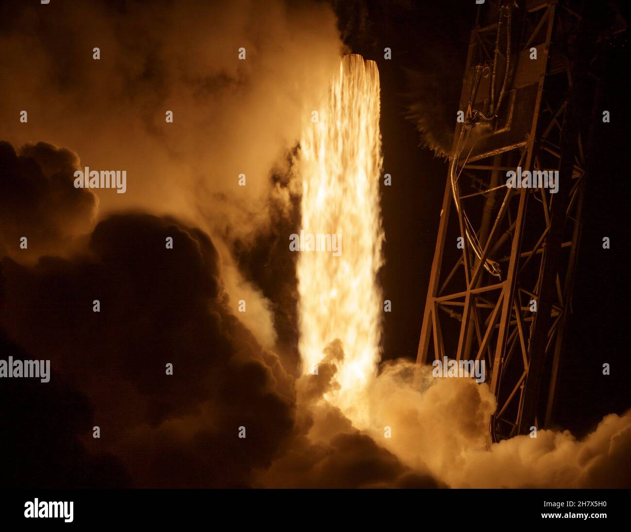 Vandenberg, États-Unis d'Amérique.24 novembre 2021.Une fusée d'appoint SpaceX Falcon 9 transportant la mission d'essai de défense planétaire de la NASA, Double Asteroid Redirection Test, quitte le complexe de lancement spatial 4 à la base spatiale de Vandenberg le 24 novembre 2021 à Vandenberg, en Californie.Le vaisseau spatial DART est conçu pour s'écraser dans un astéroïde tout en roulant à une vitesse de 15,000 miles par heure pour modifier la trajectoire afin d'éviter un impact sur la Terre.Credit: Bill Ingalls/NASA/Alamy Live News Banque D'Images