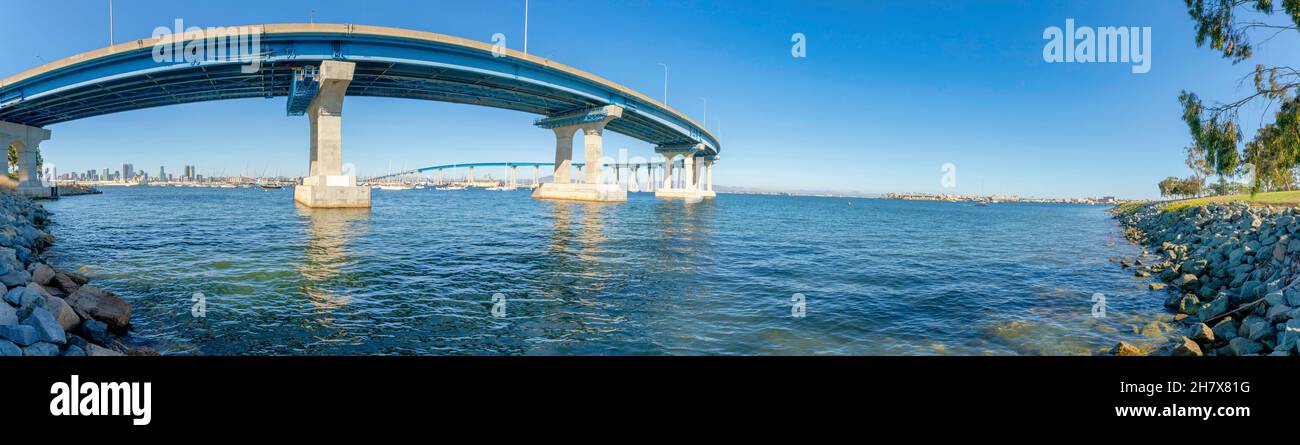 Pont Coronado à San Diego, Californie contre le fond bleu clair du ciel Banque D'Images
