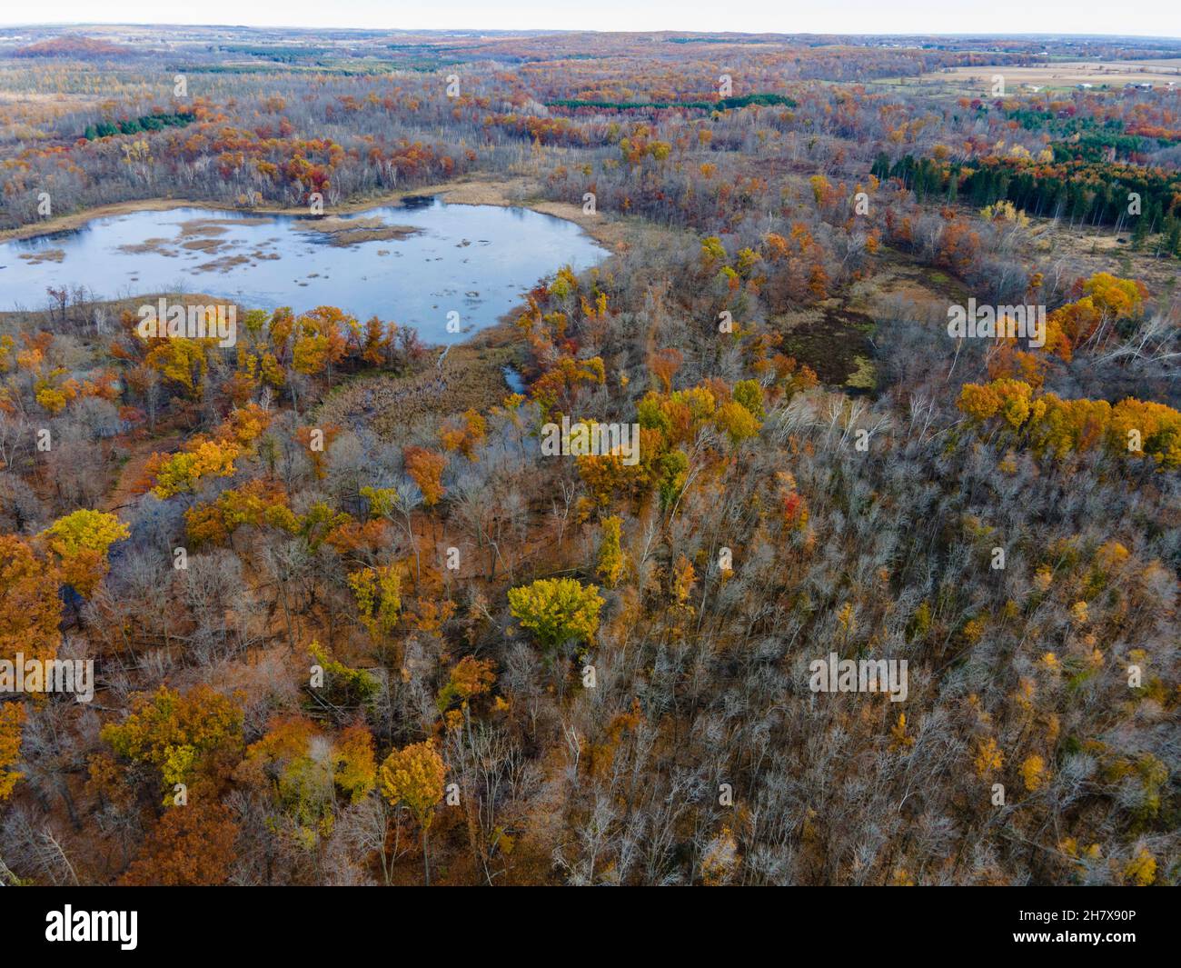 Photographie aérienne de Parnell Esker lors d'un matin d'automne couvert.Dundee, Wisconsin, États-Unis. Banque D'Images