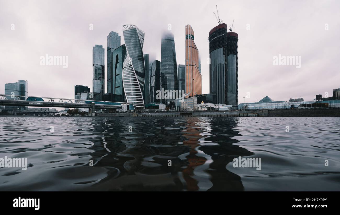Moscou, Russie - 25 novembre 2021 : hauteurs dans le brouillard.Bâtiments du centre d'affaires de la ville de Moscou dans un paysage urbain..Photo de haute qualité Banque D'Images Moscou, Russie - 25 novembre 2021 : hauteurs dans le brouillard.Bâtiments du centre d'affaires de la ville de Moscou dans un paysage urbain..Photo de haute qualité Banque D'Images