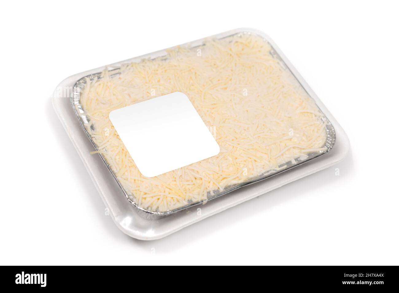Cannelloni ou lasagnes surgelées avec du fromage sur plateau sur fond blanc Banque D'Images
