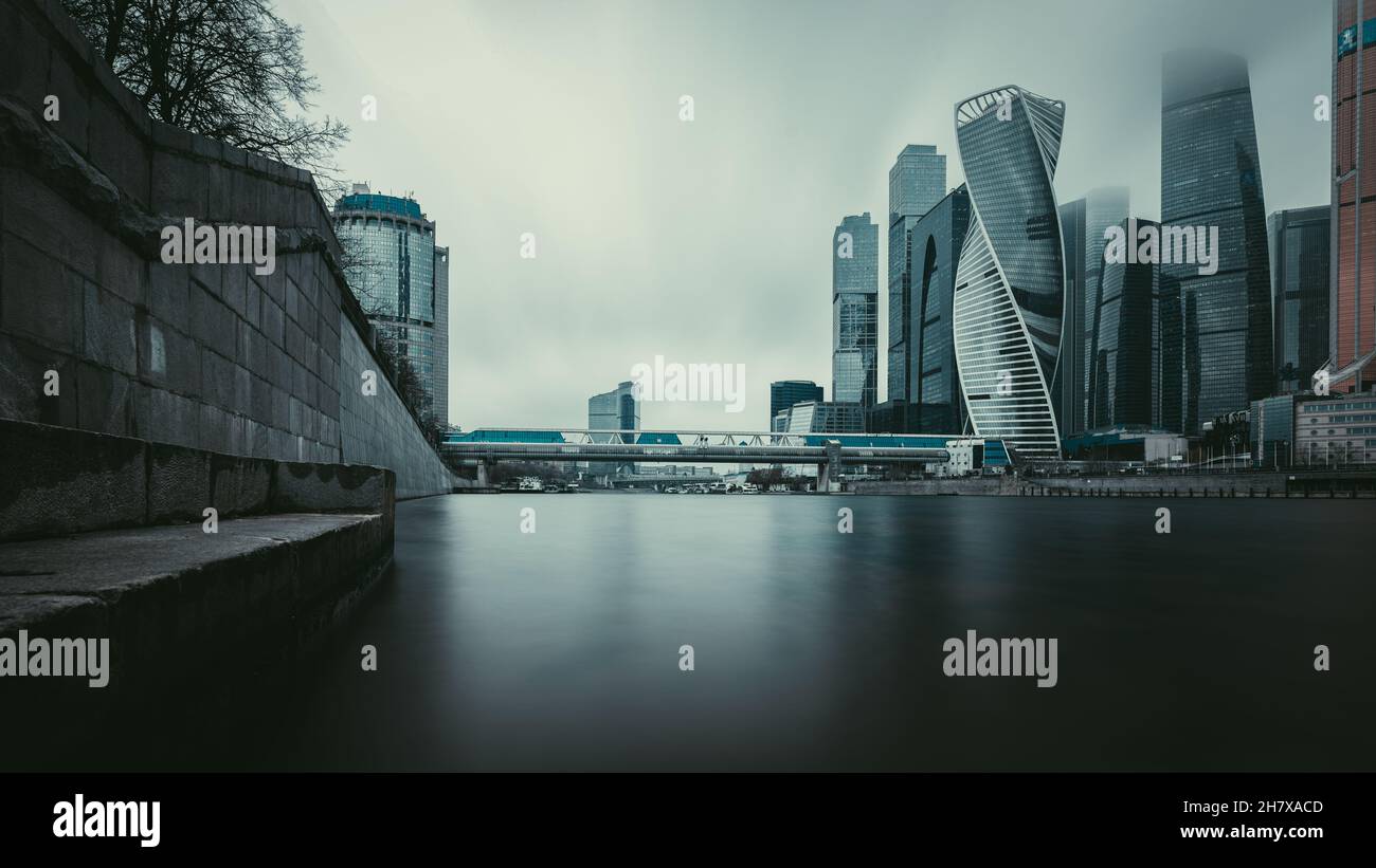 Moscou, Russie - 25 novembre 2021 : hauteurs dans le brouillard.Bâtiments du centre d'affaires de la ville de Moscou dans un paysage urbain..Photo de haute qualité Banque D'Images Moscou, Russie - 25 novembre 2021 : hauteurs dans le brouillard.Bâtiments du centre d'affaires de la ville de Moscou dans un paysage urbain..Photo de haute qualité Banque D'Images