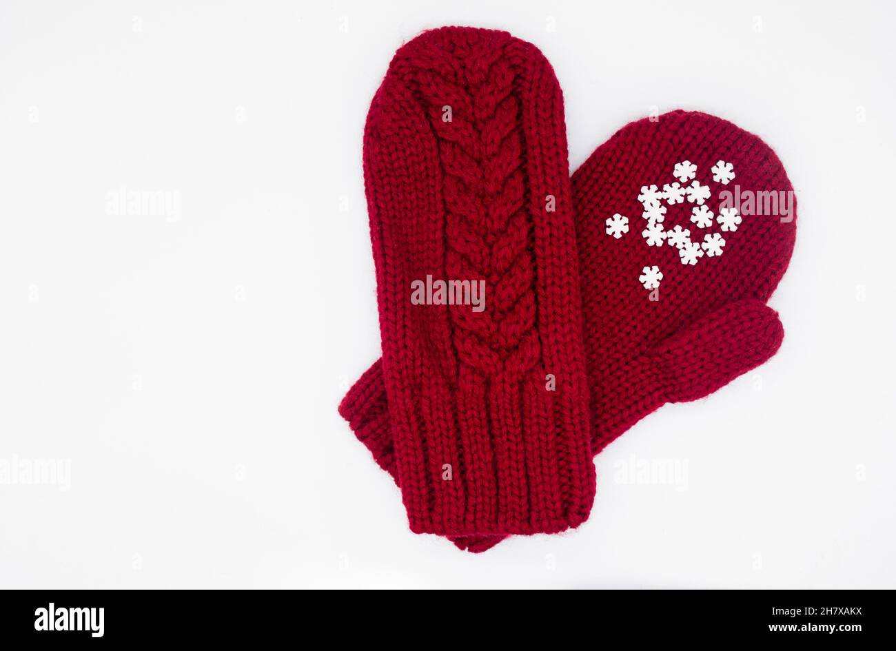 Moufles tricotées rouges avec flocons de neige blancs sur fond blanc,  isolées.Concept de Noël, hiver, amour.Jour de soins et de  Saint-Valentin.Copier l'espace Photo Stock - Alamy