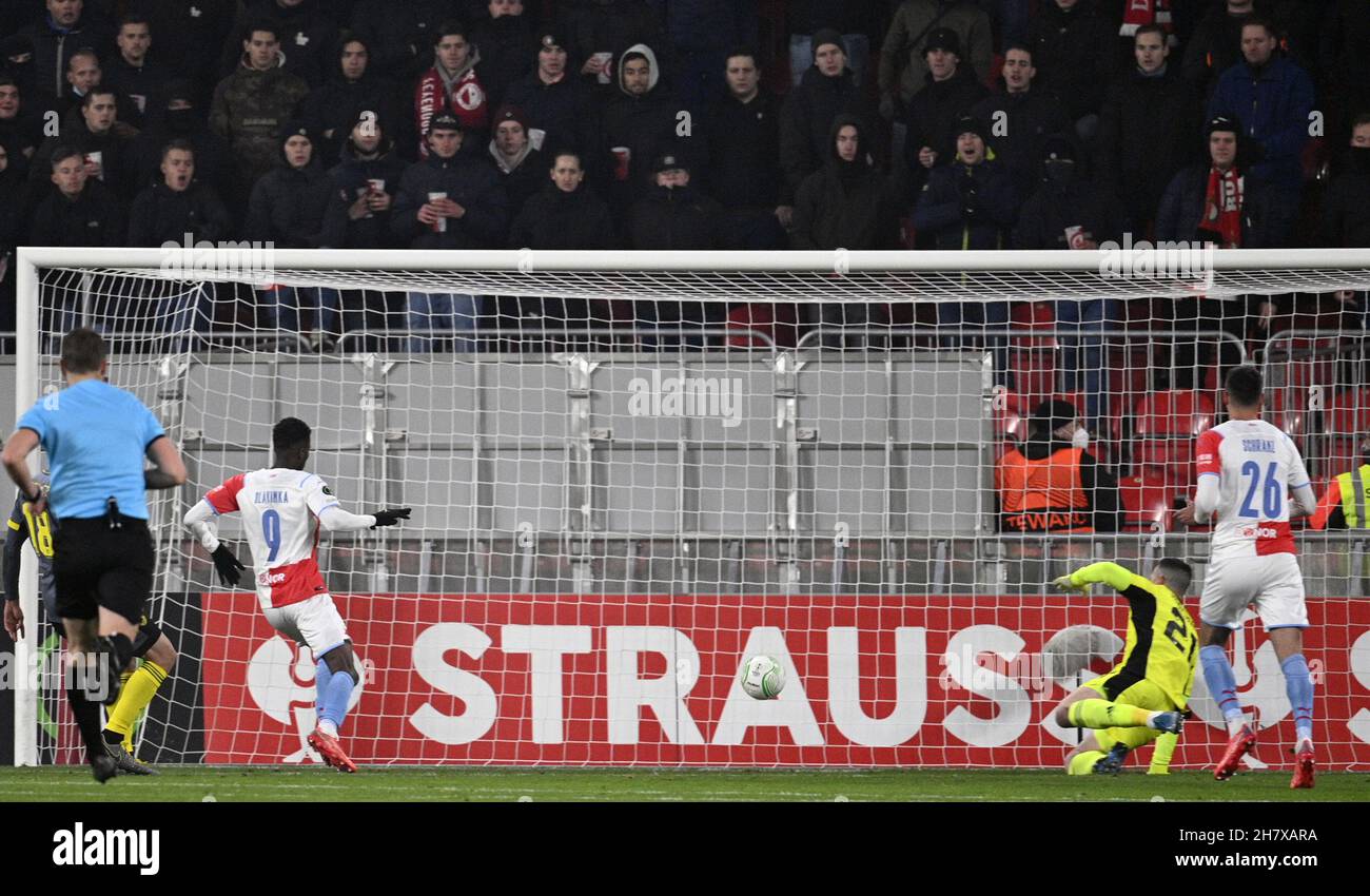 Prague, République tchèque.25 novembre 2021.Peter Olayinka de Slavia a participé à la Ligue de la Conférence de football 5ème partie E Match: Slavia Prague vs Feyenoord Rotterdam à Prague, République Tchèque, 25 novembre 2021.Crédit : Michal Kamaryt/CTK photo/Alay Live News Banque D'Images