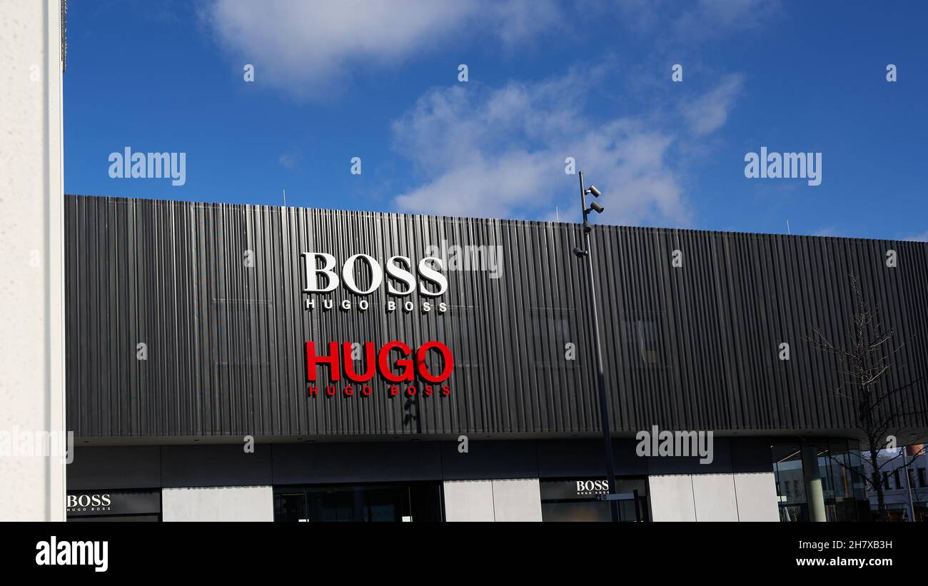 Metzingen, Allemagne - 20 mars 2021: Hugo boss Outlet Store.Façade  extérieure noire avec logo de la société devant le ciel bleu.Vue avant  Photo Stock - Alamy