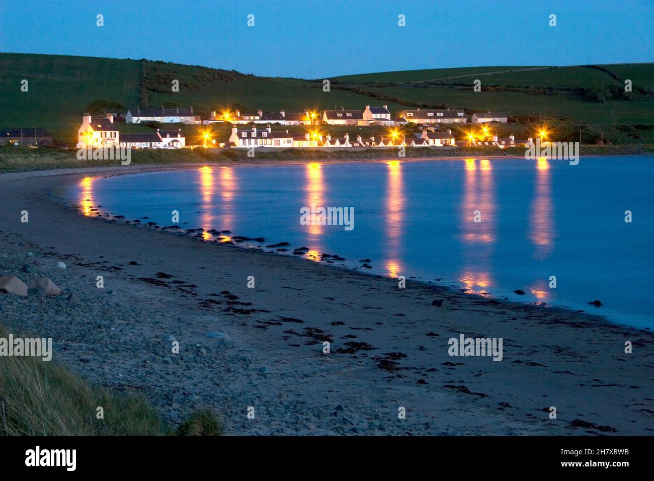 Port Logan éclairé la nuit, Wigtownshire, Dumfries & Galloway, Écosse Banque D'Images