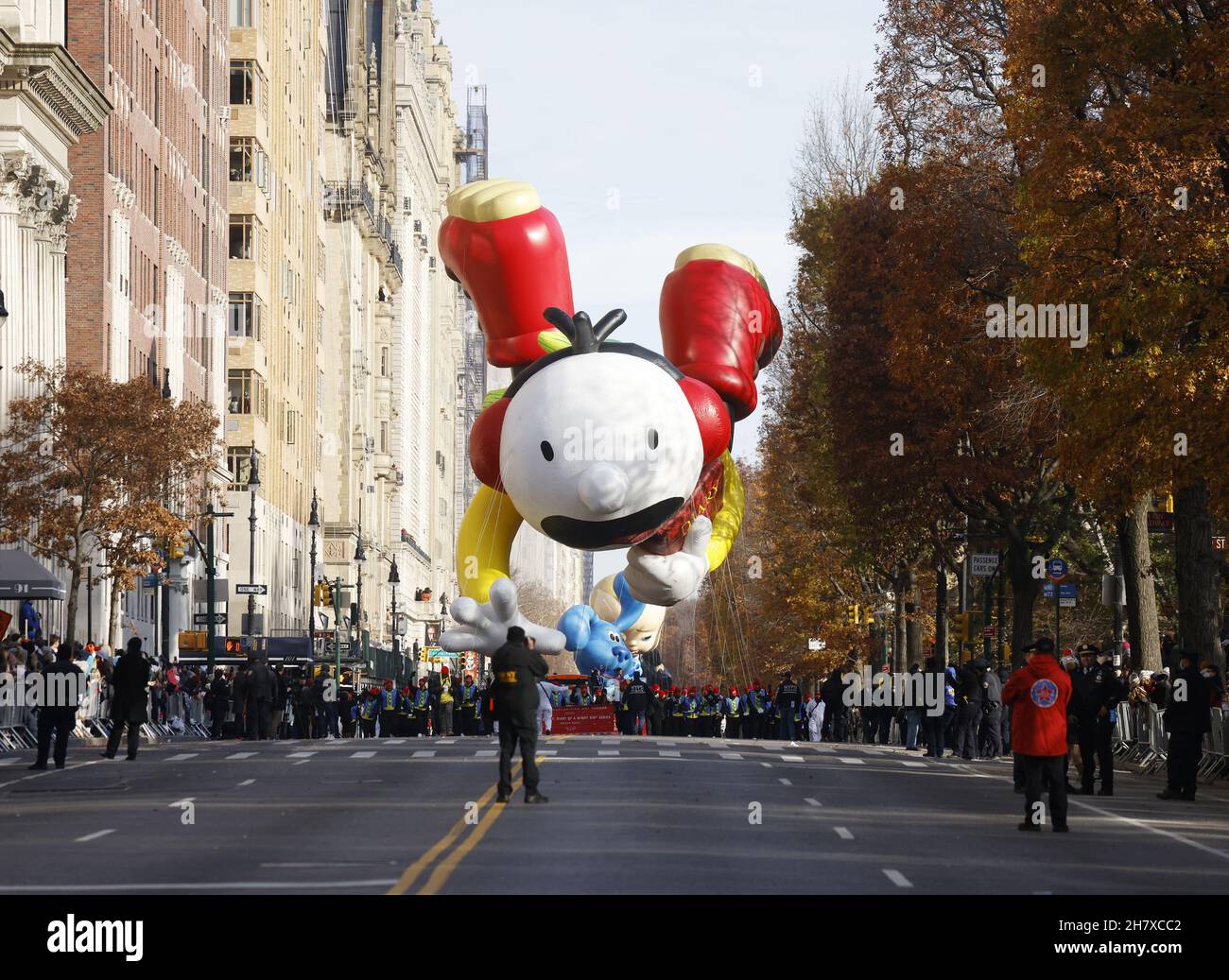 New York, États-Unis.25 novembre 2021.Le ballon Journal of A Wimpy Kid descend le long de la route du défilé à la 95e parade de la fête de Thanksgiving de Macy à New York le jeudi 25 novembre 2021.La parade a commencé en 1924, la liant pour la deuxième plus ancienne parade de Thanksgiving aux États-Unis avec la parade de Thanksgiving de l'Amérique à Detroit.Photo de John Angelillo/UPI crédit: UPI/Alay Live News Banque D'Images