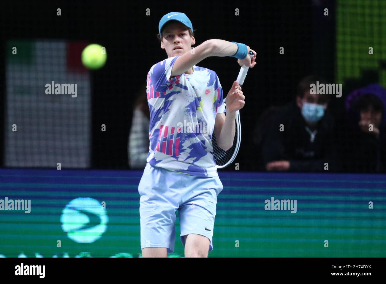 Turin, Italie.25 novembre 2021.Jannik sinner de l'Italie en action pendant la session de formation à la veille du match de coupe Davis entre les Etats-Unis et l'Italie à Pala Alpitour le 25 novembre 2021 à Turin, Italie .Credit: Marco Canoniero / Alamy Live News Banque D'Images