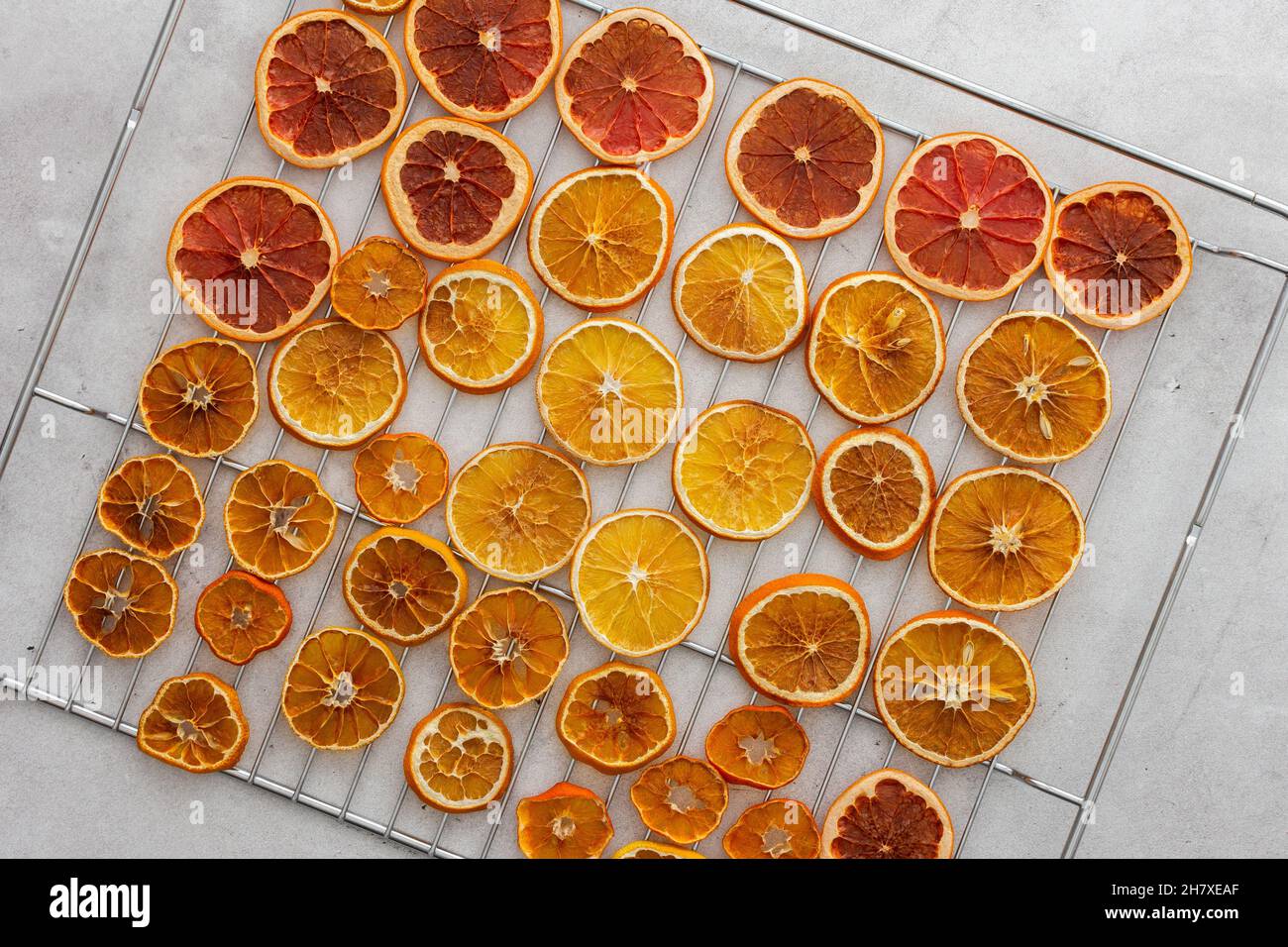 Tranches d'orange, de mandarine et de pamplemousse séchées au four, agrumes  séchés sur une grille, vue du dessus des fruits pour la guirlande de Noël  Photo Stock - Alamy