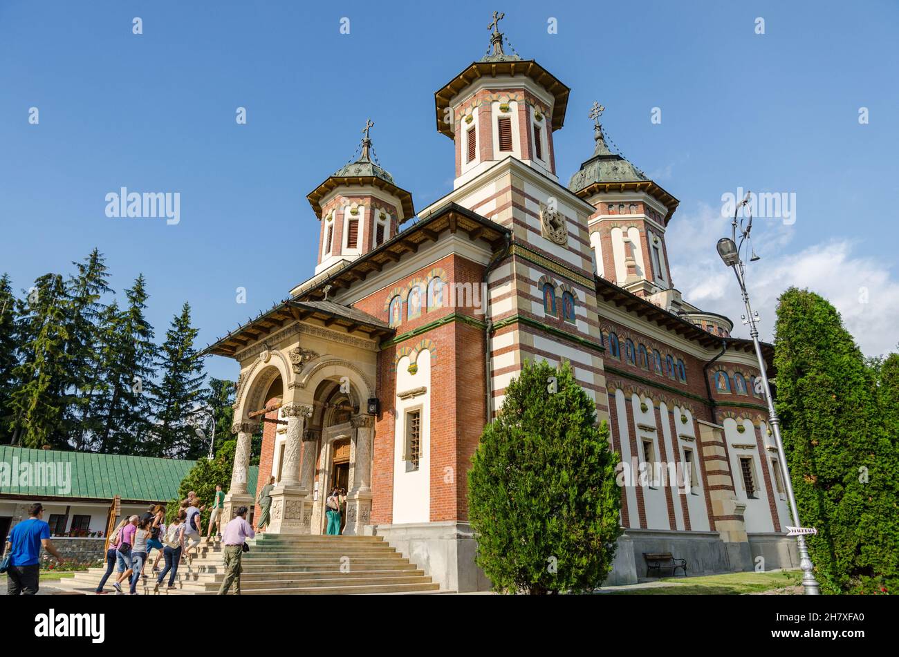 Monastère orthodoxe de Sinaia et église catholique dans la vallée de Prahova, montagnes des Carpathes, dans le quartier de Prahova, Roumanie. Banque D'Images