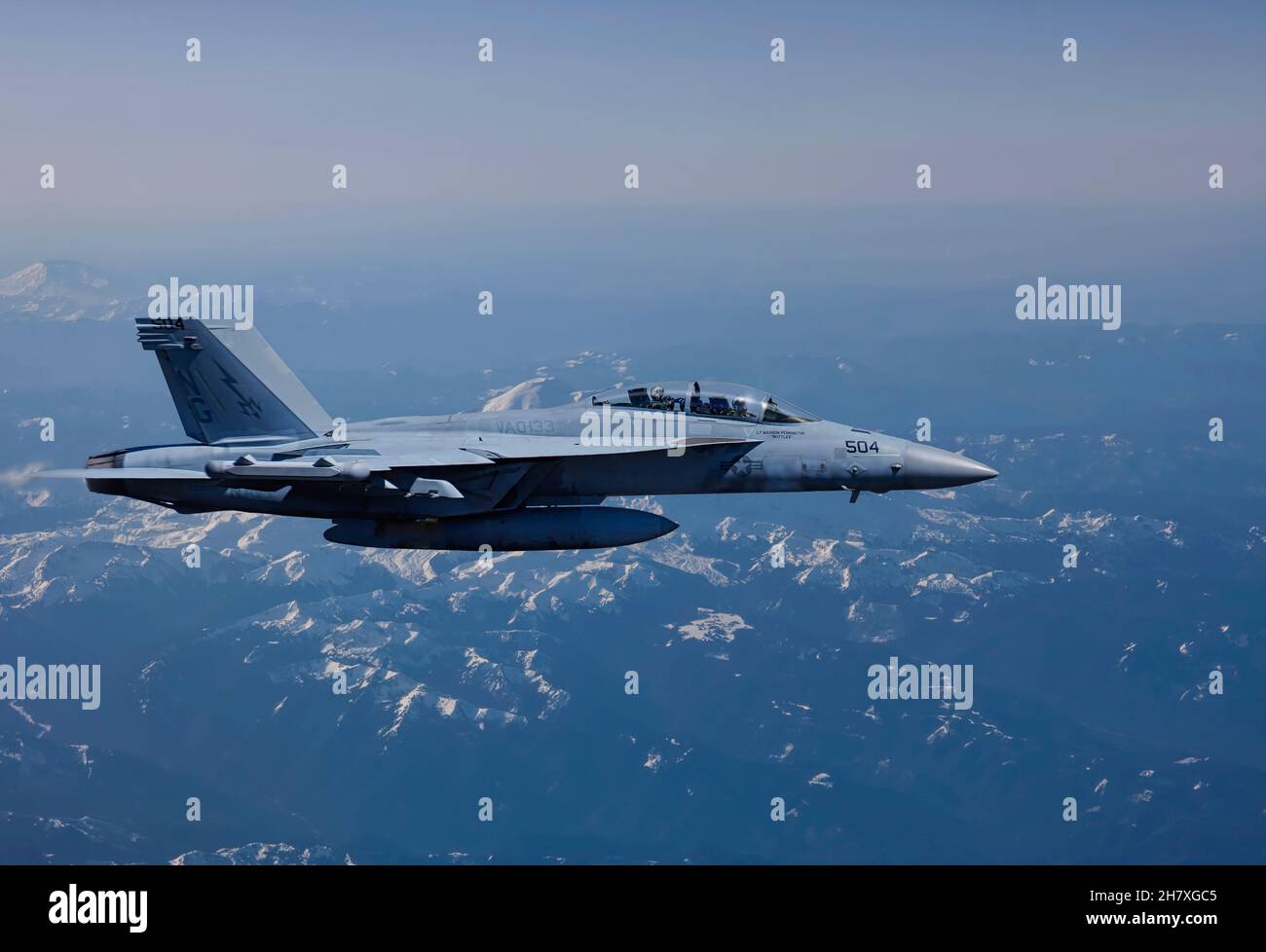 ANG F/A 18 Hornet au-dessus du mont Rainier Washington Banque D'Images