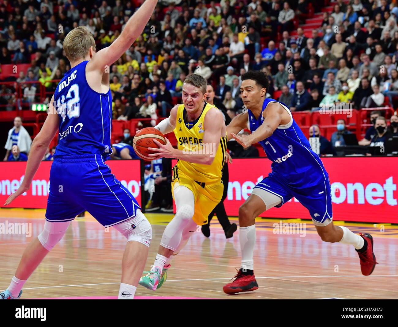 Daniel Dolenc et Shawn Huff en Finlande tentent d'arrêter Ludde Hakanson en  Suède lors du match de basket-ball européen de la coupe du monde de la  FIBA, 1er tour Photo Stock -