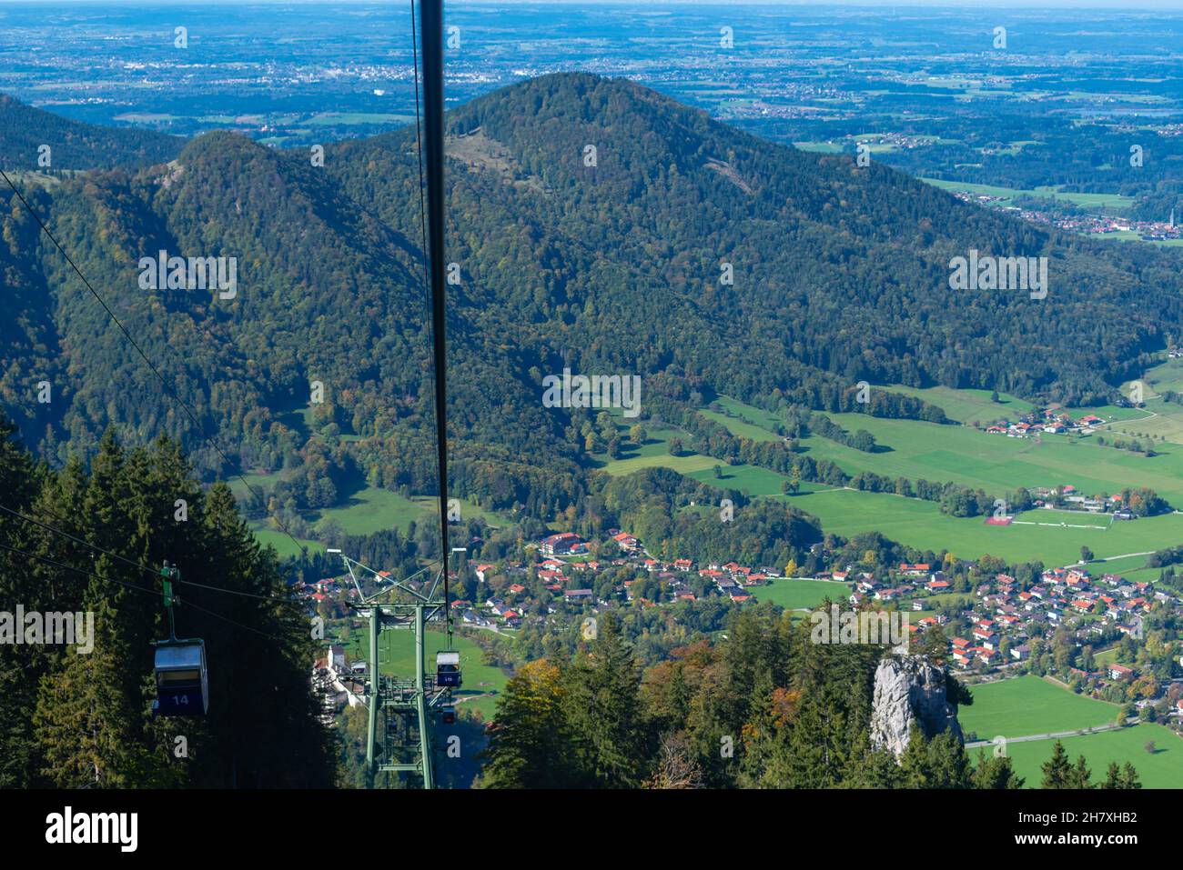 Kampenwand montagnes à environ 1500m asl avec vues panoramiques, vue aérienne dans la ville d'Aschau, Alpes de Chiemgauer, haute-Bavière sud de l'Allemagne, Europe Banque D'Images