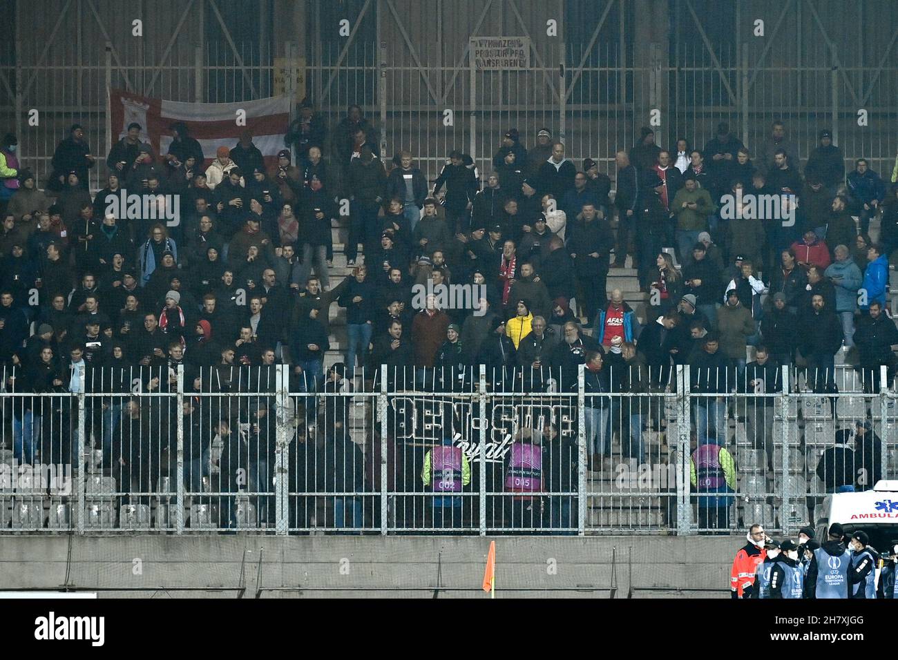 JABLONEC NAD NISOU, RÉPUBLIQUE TCHÈQUE - NOVEMBRE 25: Fans lors du match de l'UEFA Europa Conference League entre FK Jablonec et AZ Alkmaar à Stadion Střelnice le 25 novembre 2021 à Jablonec nad Nisou, République tchèque (photo de Patrick Goosen/Orange Pictures) crédit: Orange pics BV/Alay Live News Banque D'Images