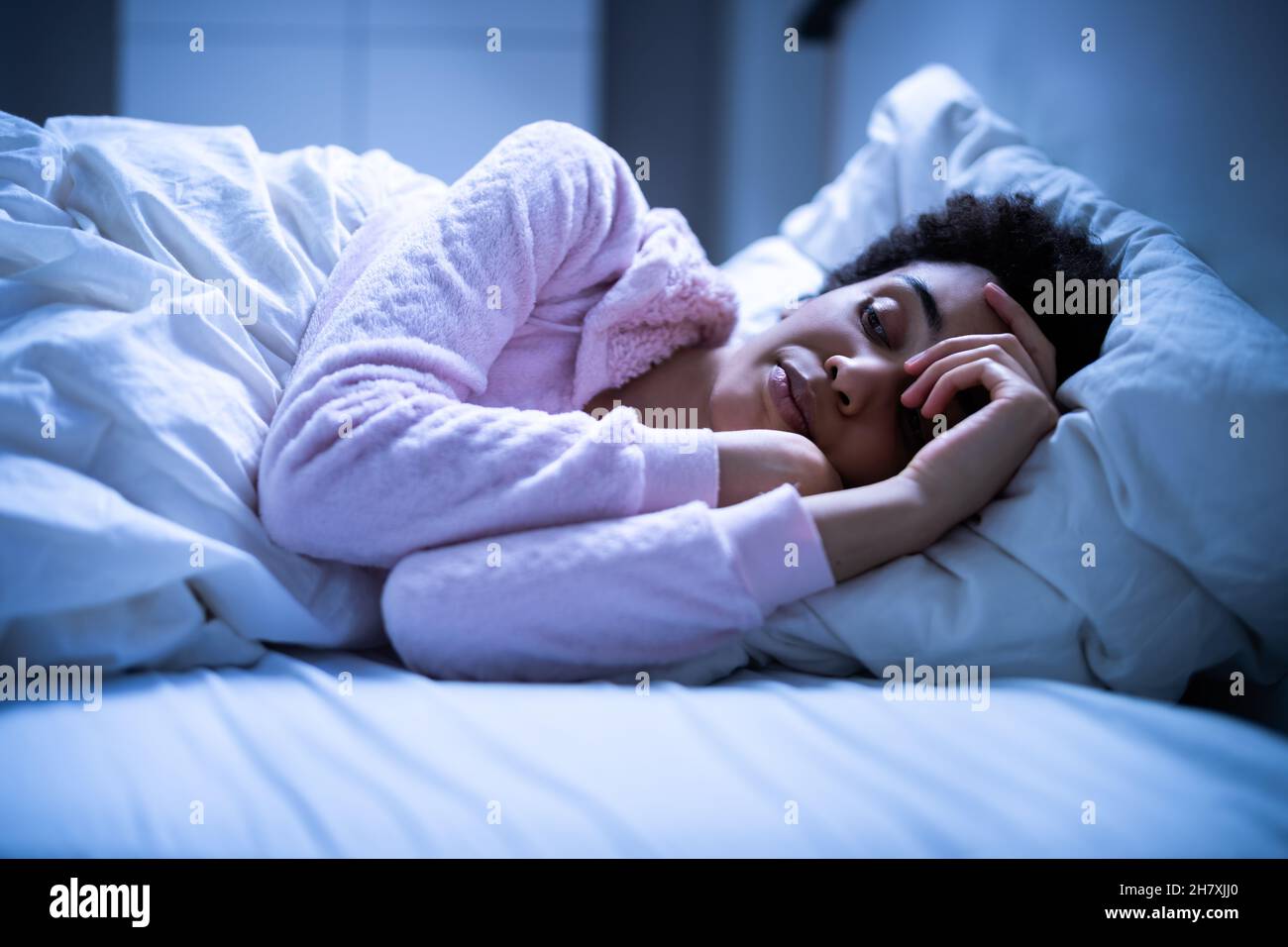 Éveillé femme afro-américaine au lit avec insomnie.Sommeil cauchemar Banque D'Images