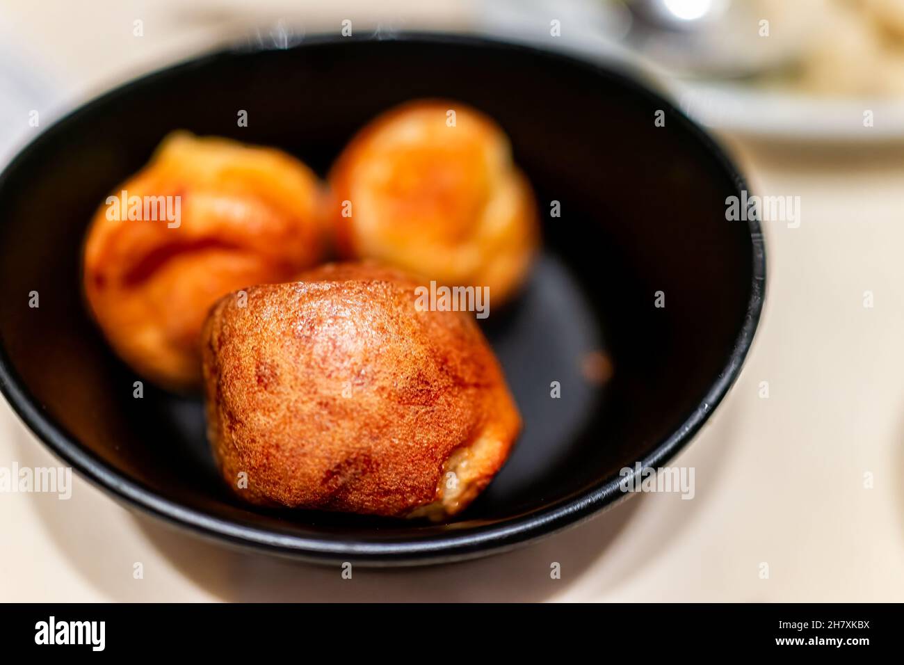 Le grill brésilien churrascaria sert des steaks de viandes rôties de style rodizio avec un hors-d'œuvre de pain au fromage traditionnel appelé Pao de Queijo Banque D'Images