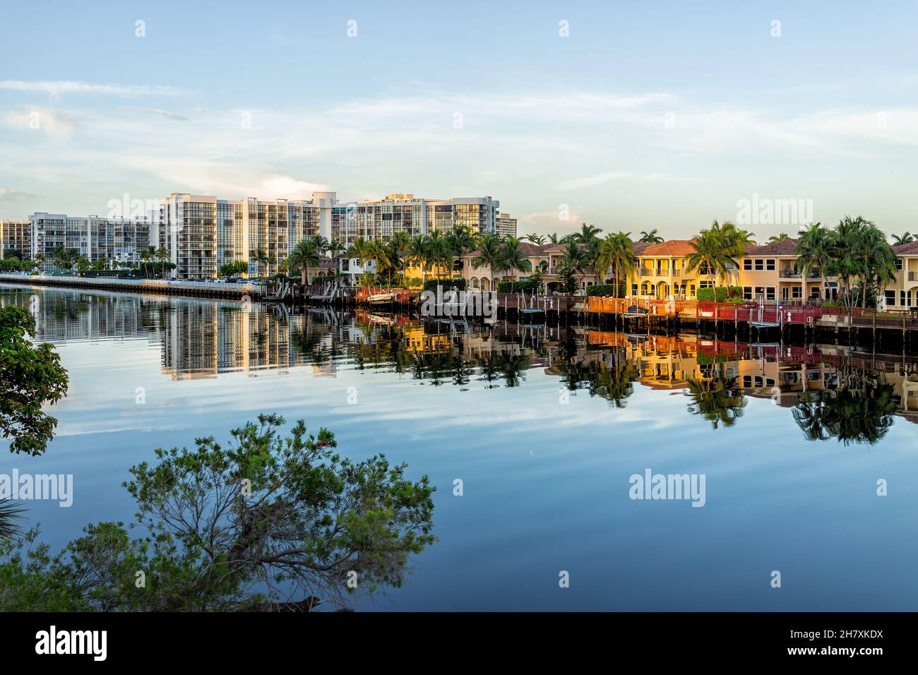 Hollywood Beach à Miami, Floride avec canal d'eau Intracoastal rivière Stranahan et vue sur le front de mer propriété moderne maisons de villas avec pal Banque D'Images