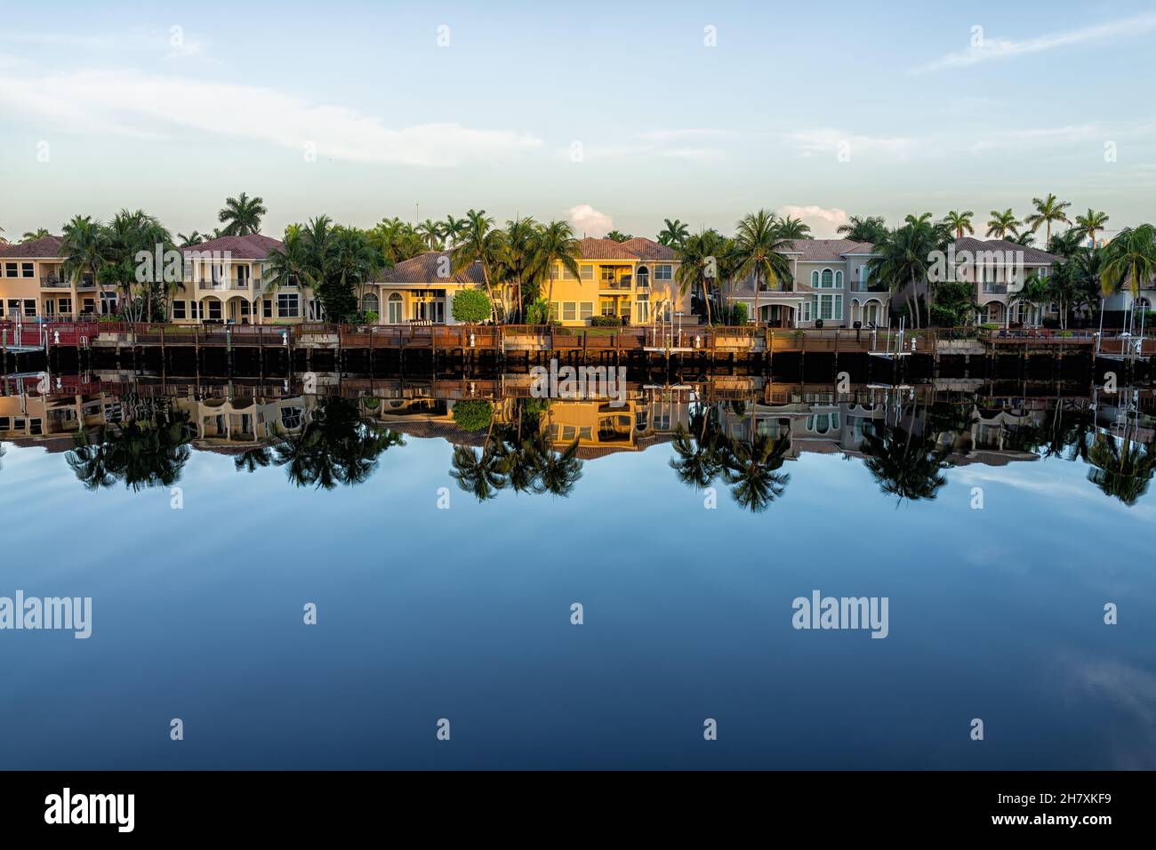 Plage de Hollywood au nord de Miami, Floride avec canal d'eau Intracoastal rivière Stranahan et vue sur le front de mer propriété moderne demeures villas Wi Banque D'Images