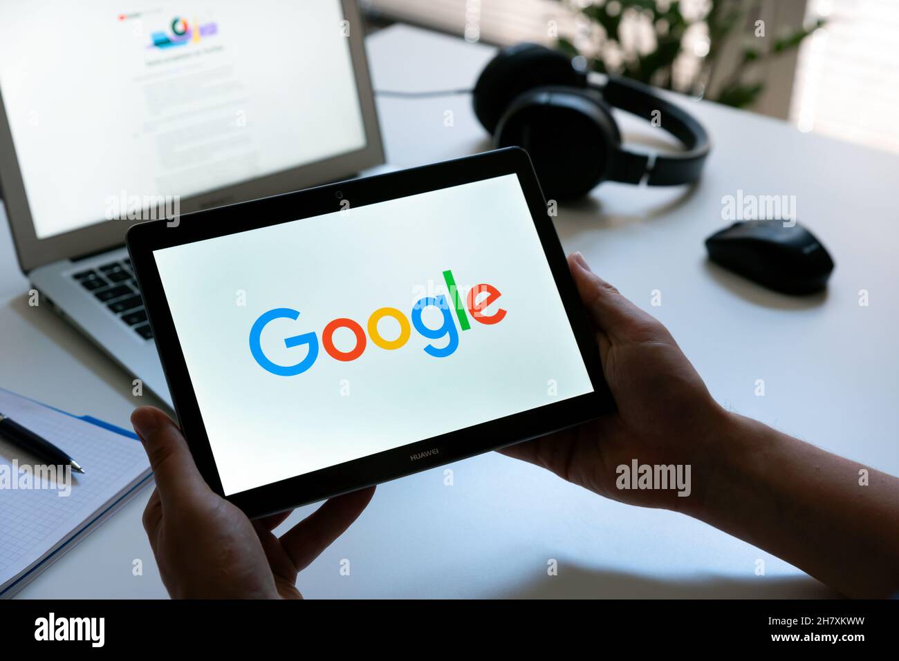 Wroclaw, Pologne - 17 JUIN 2021 : homme avec logo Google à l'écran.Google est le moteur de recherche Web le plus populaire Banque D'Images
