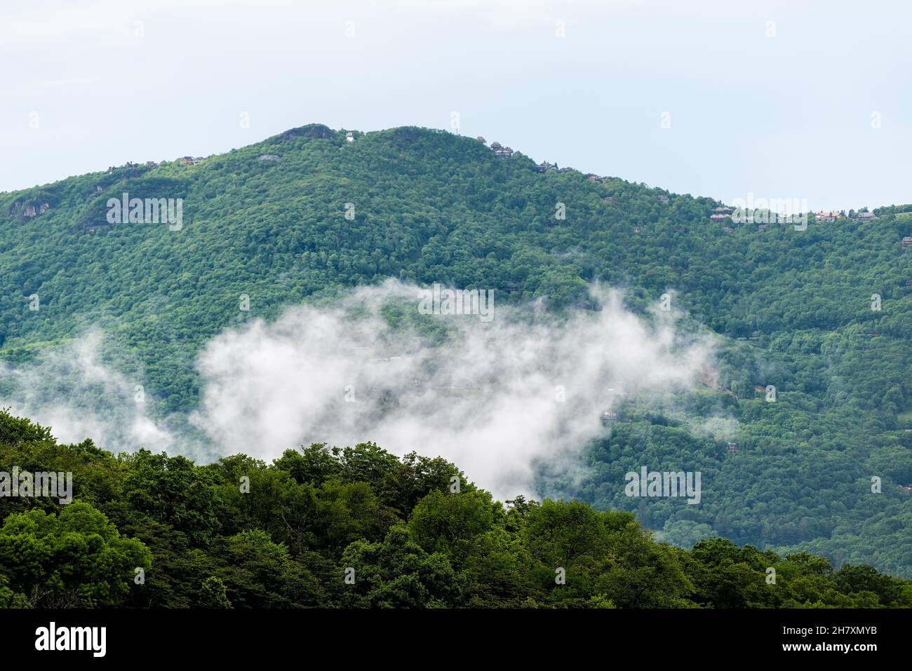 Station de ski vue sur la ville de la montagne Beech et les nuages en hausse brouillard sur les arbres de somme vert de la forêt en Caroline du Nord Blue Ridge Appalachia Smoky Banque D'Images