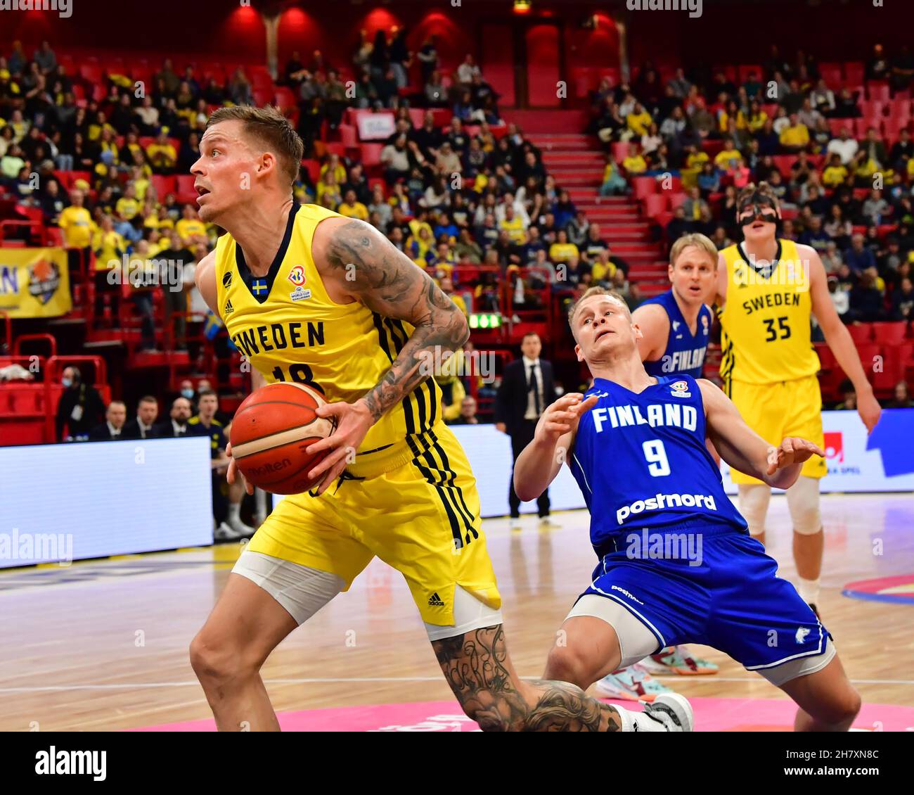 Viktor Gaddefors en Suède et Sasu Salin en Finlande lors du match de basket-ball  européen de la coupe du monde de la FIBA, 1er tour du groupe C, entre la  Suède et