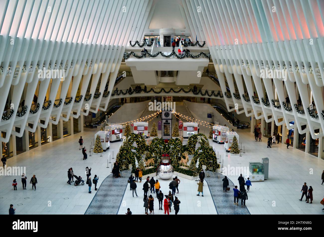 L’Oculus de New York est vu décoré pendant la période des fêtes le 25 novembre 2021. Banque D'Images