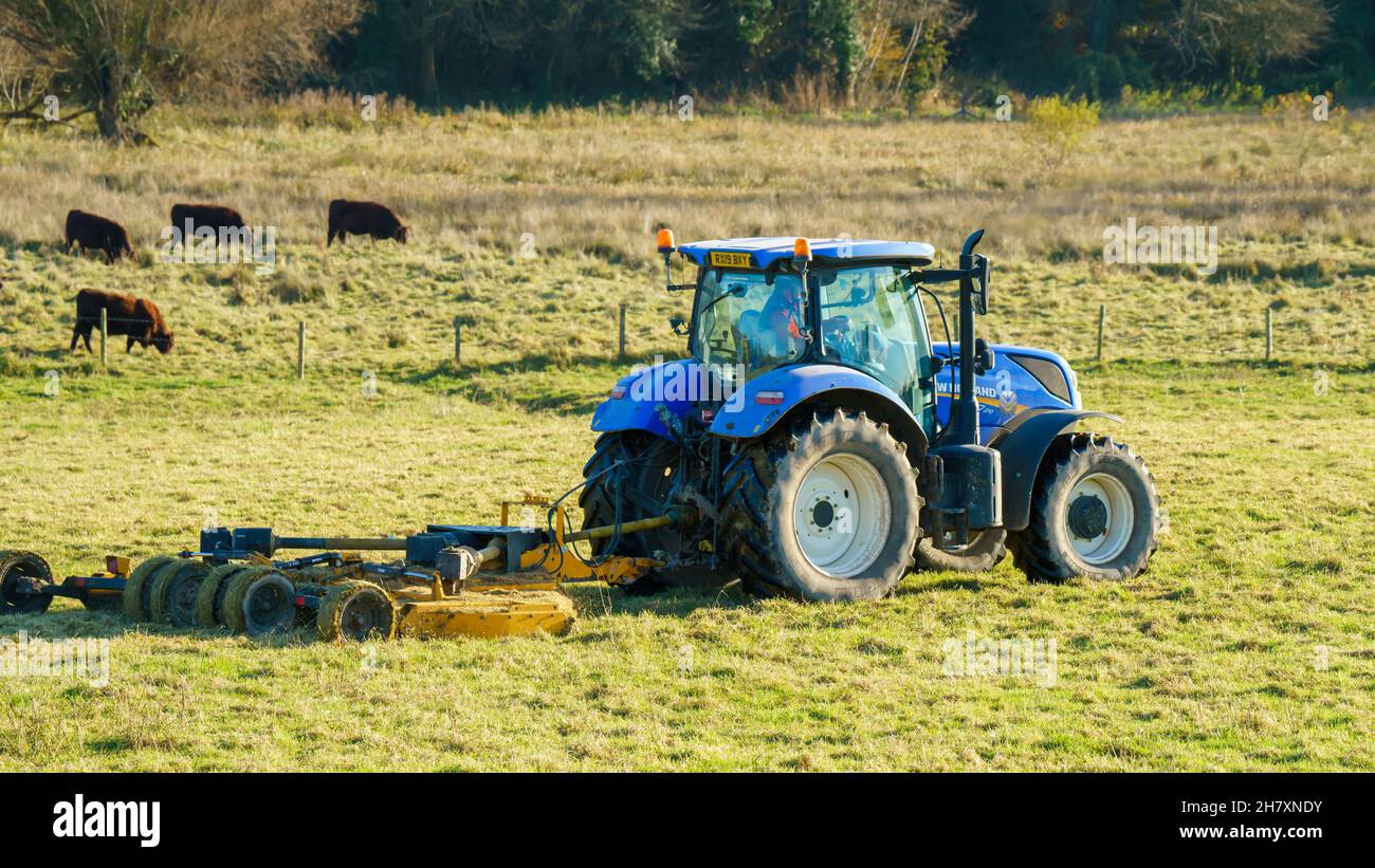 Grand Tracteur Bleu New Holland T7 210 Avec Decolleteuse Traine Photo Stock Alamy