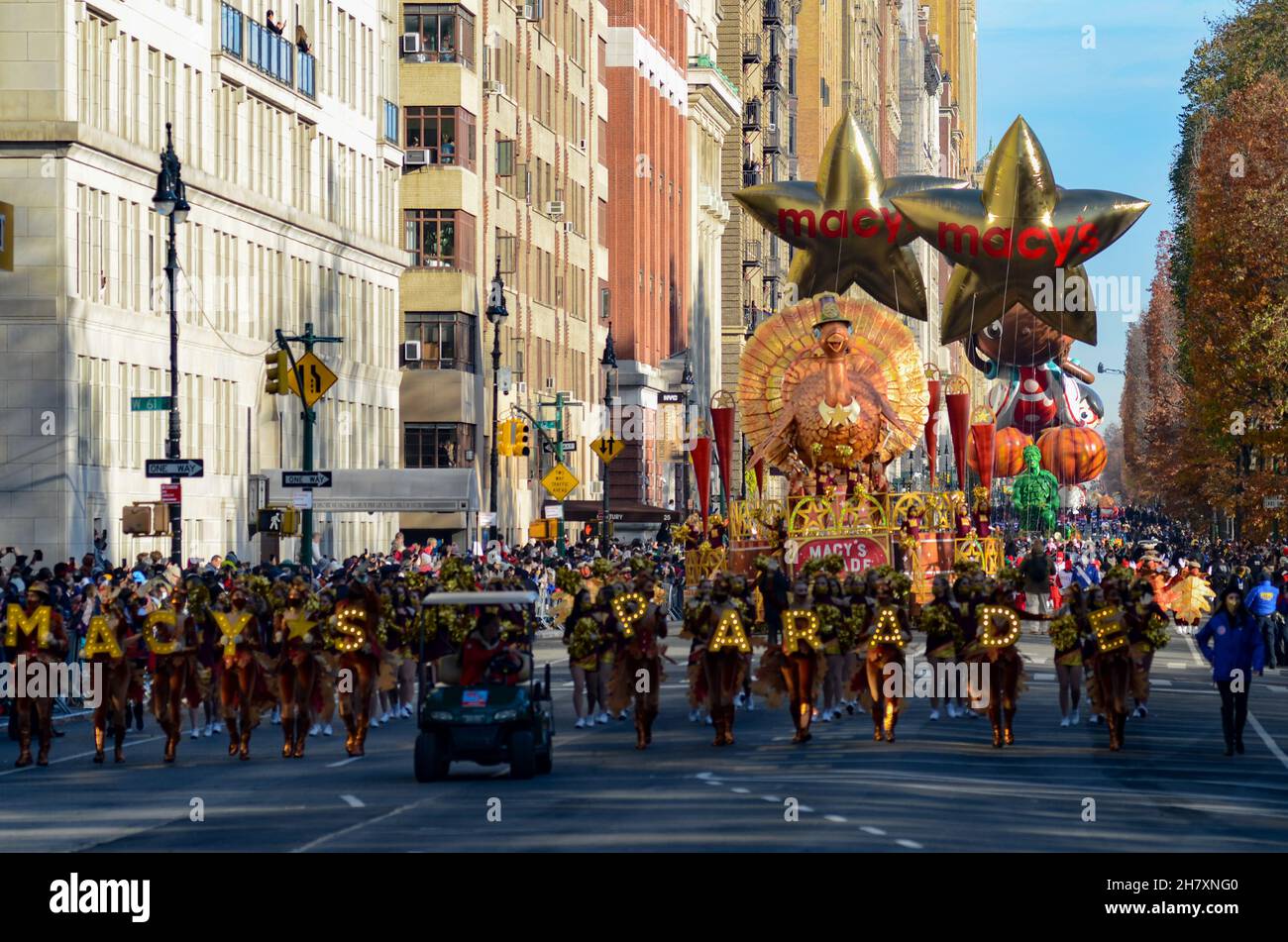 Le 25 novembre 2021, des milliers de personnes ont assisté à la parade annuelle de Thanksgiving de Macy's 95th à New York. Banque D'Images