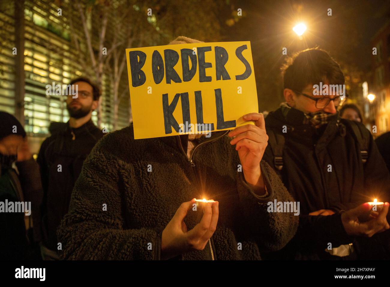 LONDRES, ROYAUME-UNI 25 NOVEMBRE 2021.Plus de morts de canal vigile à l'extérieur du Home Office à Londres, après la mort d'au moins 27 migrants qui sont morts en essayant de traverser la chaîne après leur bateau coulé crédit: Lucy North/Alay Live News Banque D'Images