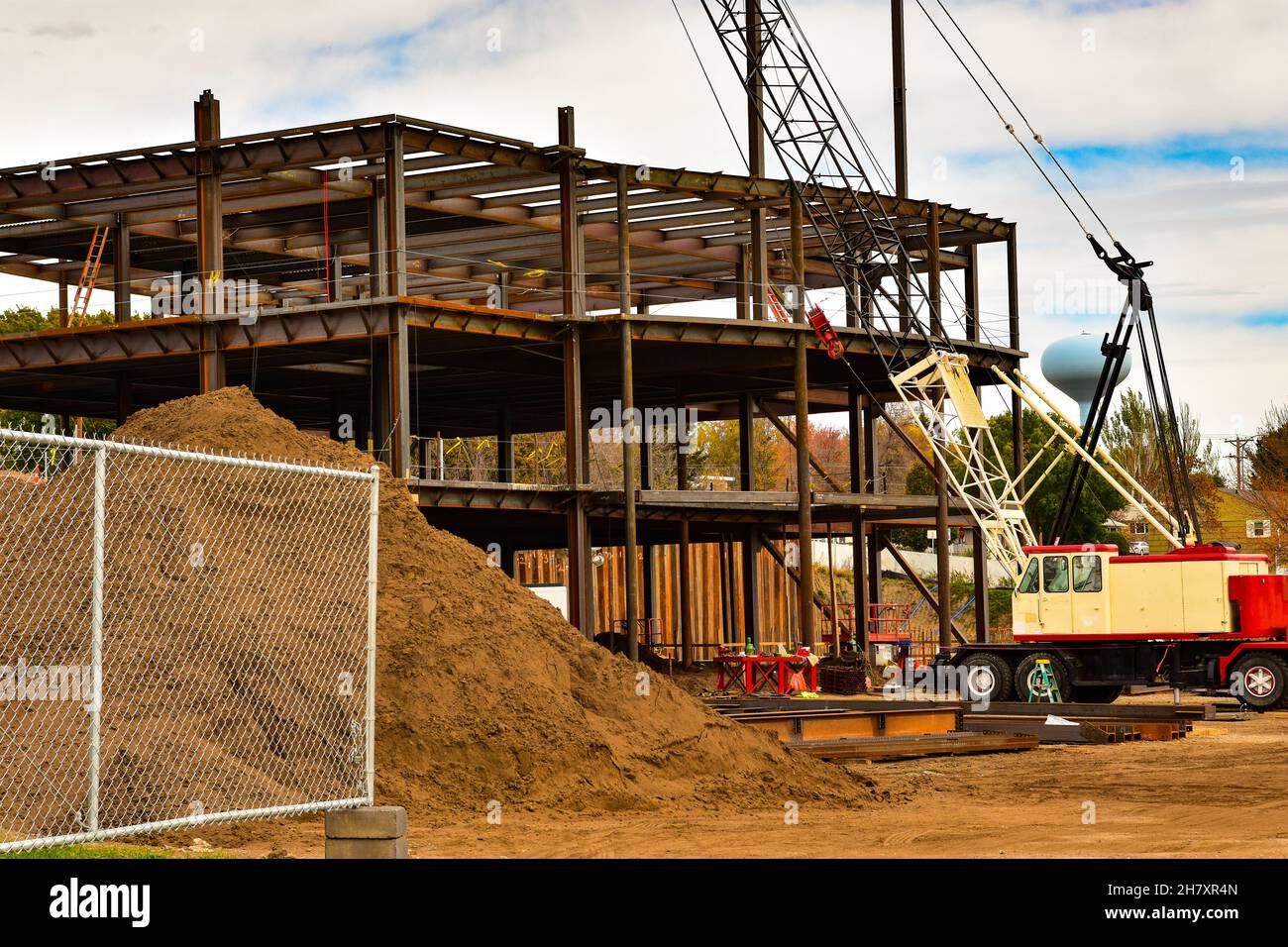 Construction d'un bâtiment commercial à châssis en acier de plusieurs étages. Banque D'Images